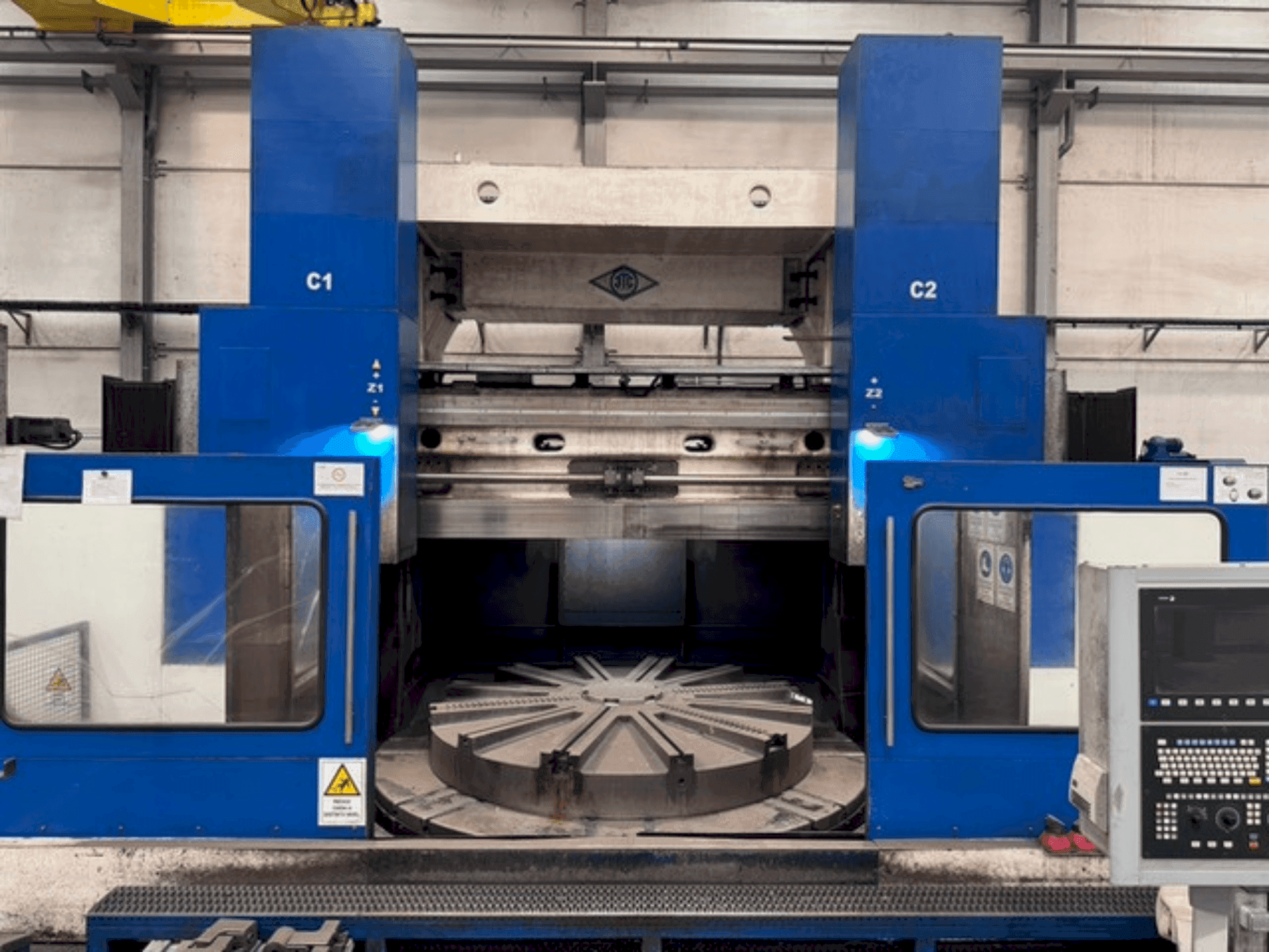 Vooraanzicht van KOLOMNA 1532T machine