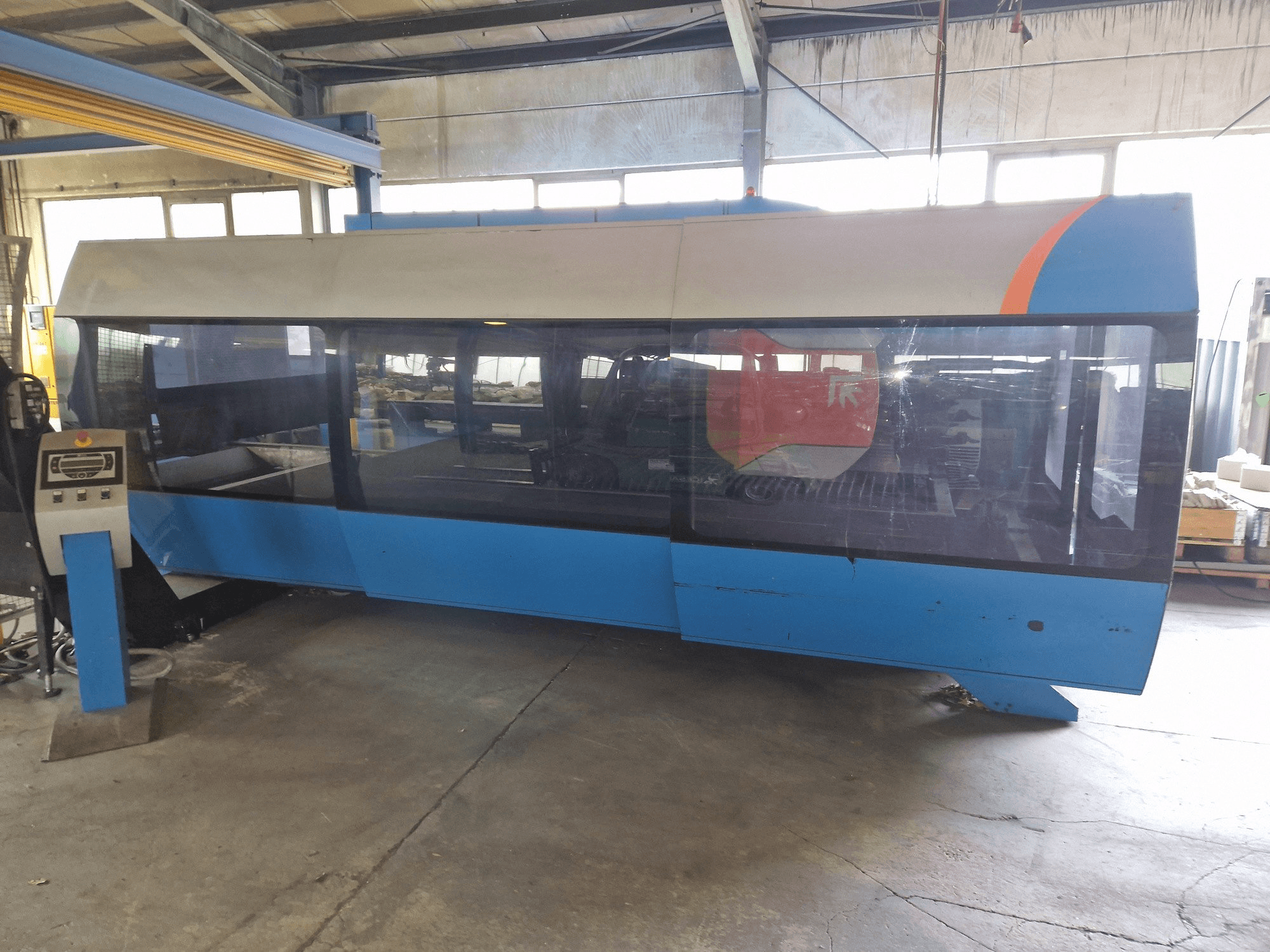 Vooraanzicht van Prima Power CP 4000 Zaphiro machine