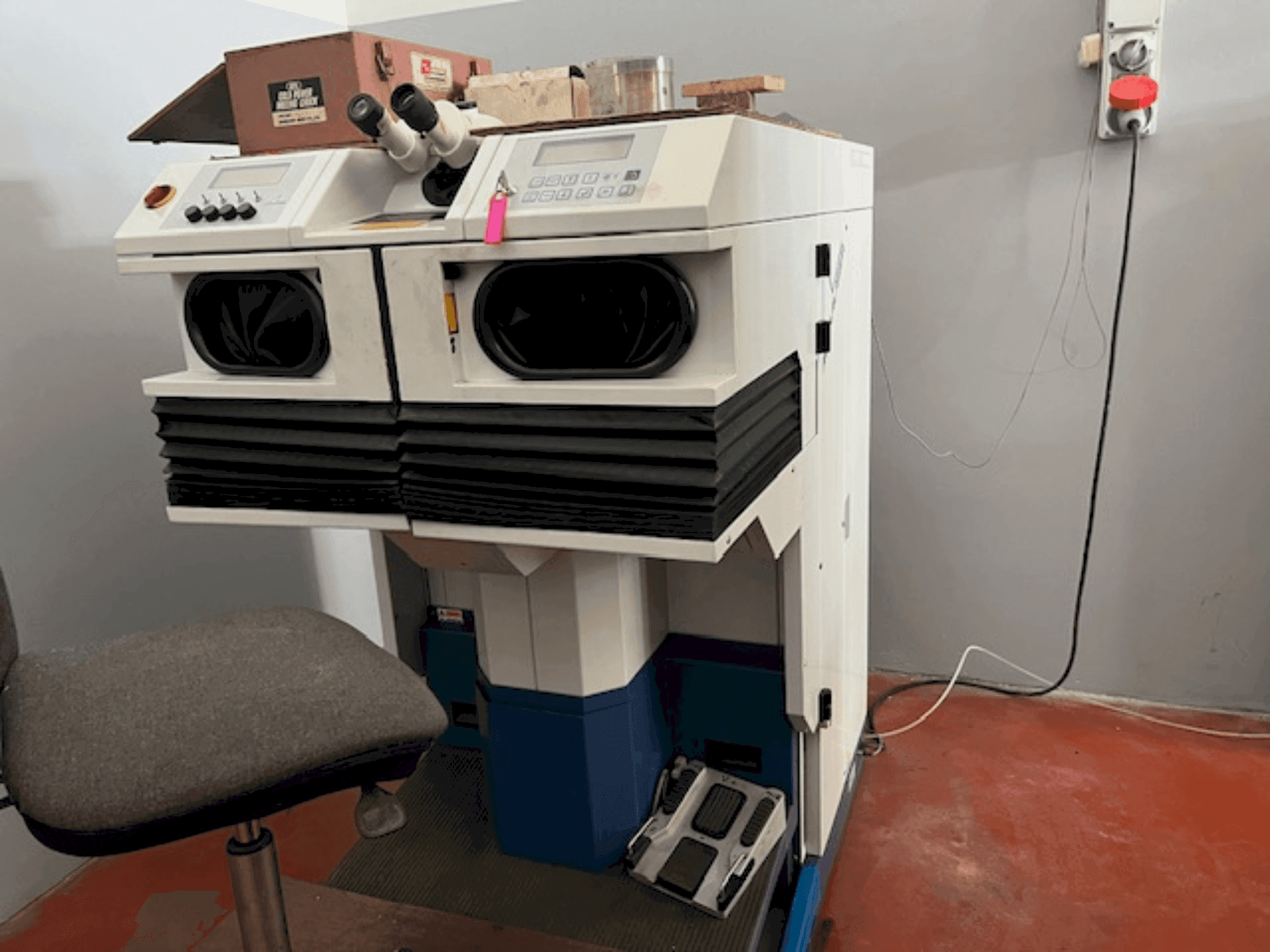 Vooraanzicht van ALPHA LASER ALW 150 machine