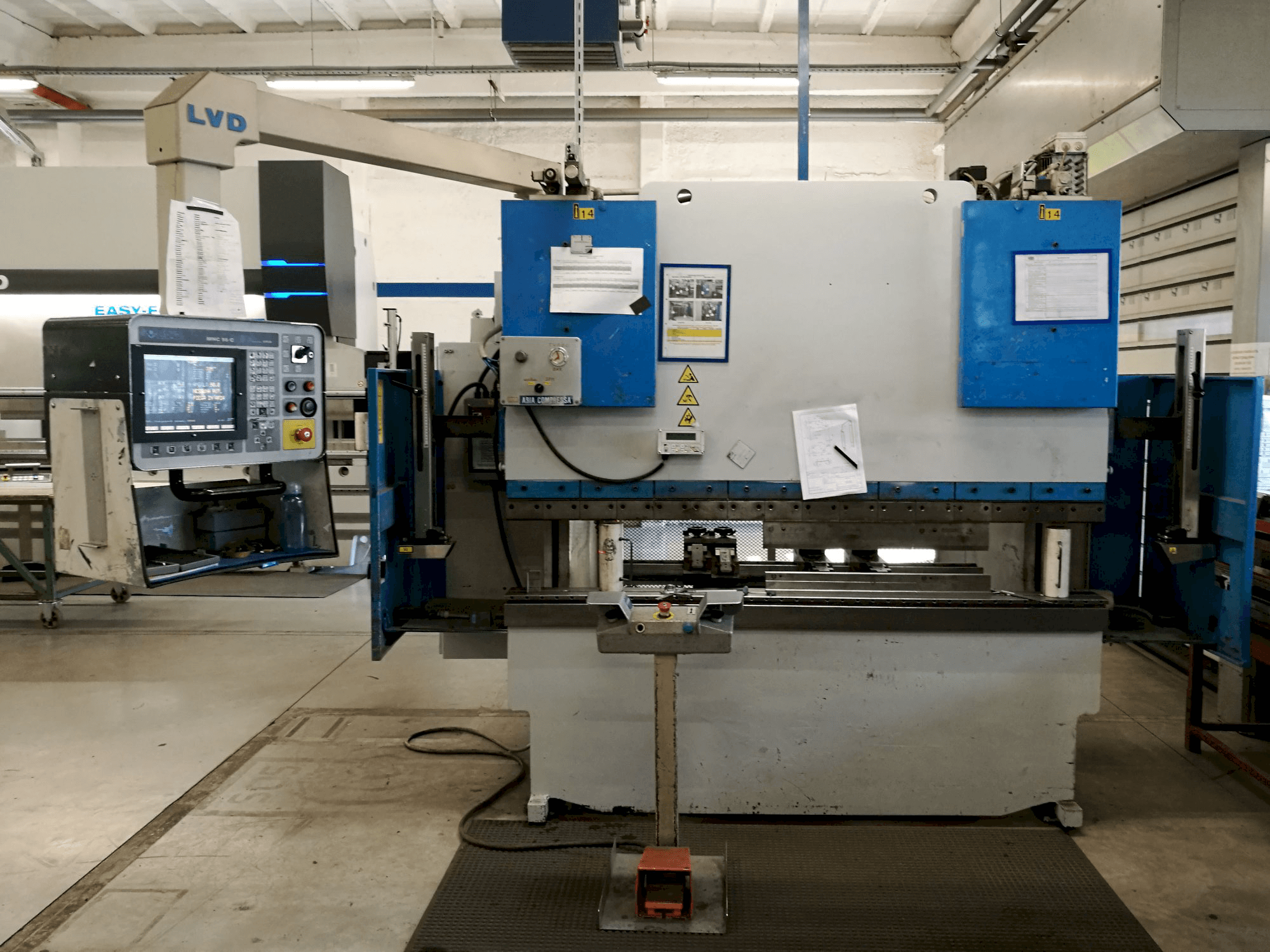 Vooraanzicht van LVD PPEB 50/20 MNC 95 machine