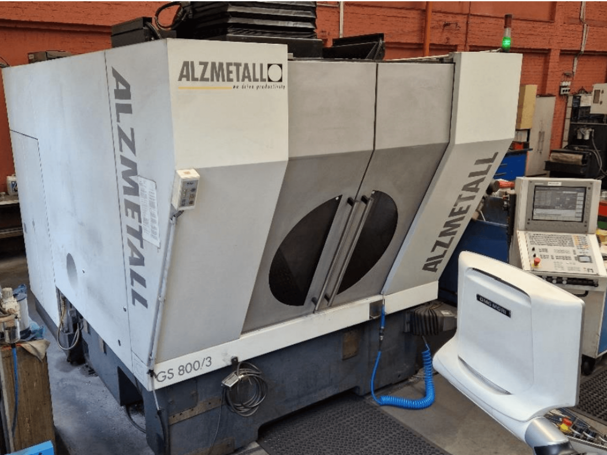 Alzmetall GS 800/3 verticaal bewerkingscentrum, vooraanzicht met het machinehuis en het bedieningspaneel.