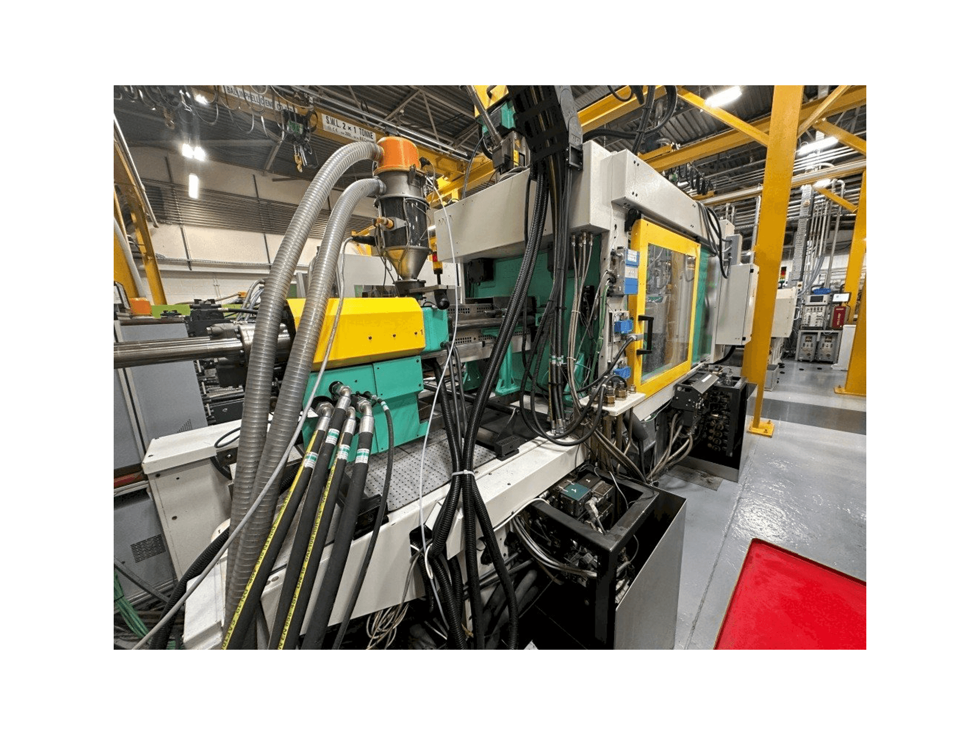 Linkerzijdeaanzicht van Arburg Allrounder 570C 2000 -350/150 machine