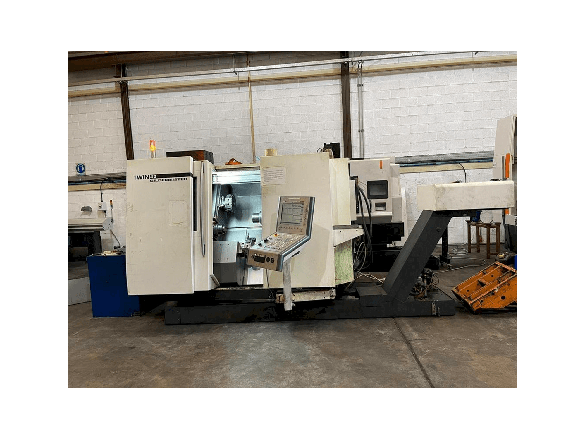Vooraanzicht van DMG GILDEMEISTER TWIN 42 Rg1 machine