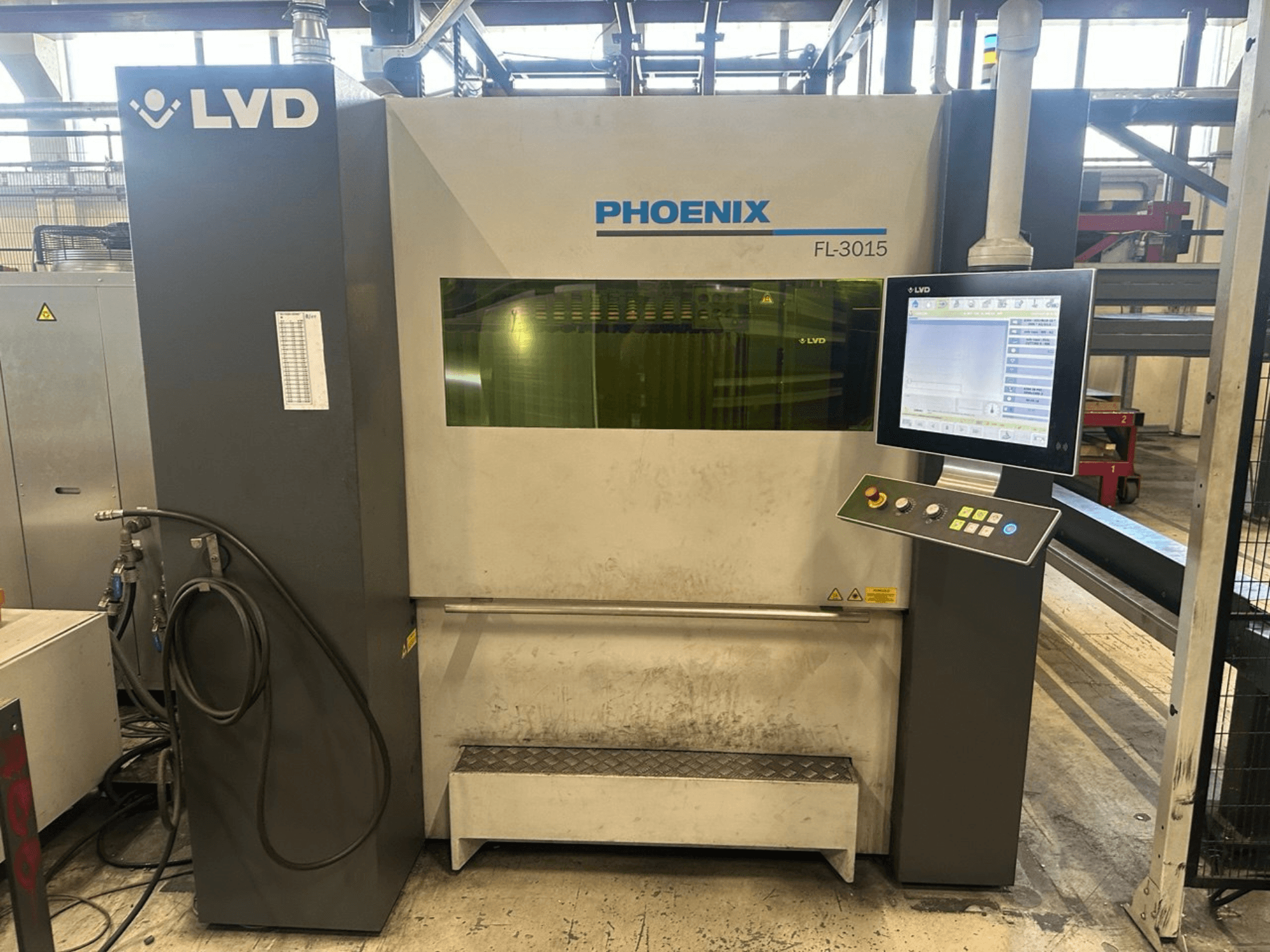LVD Phoenix FL-3015 lasersnijmachine, vooraanzicht, heeft een digitaal bedieningspaneel en zichtbare leidingen.
