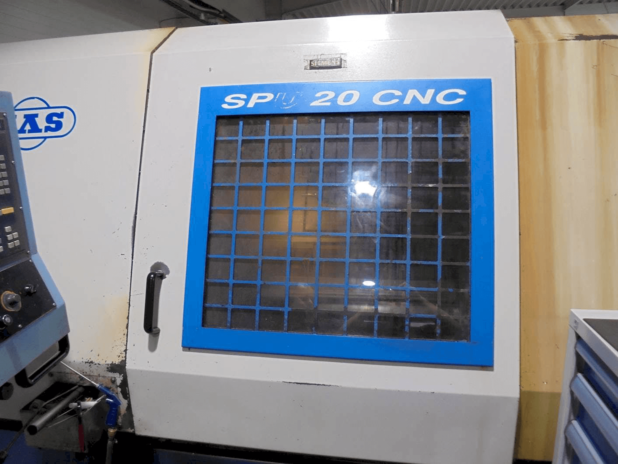 Vooraanzicht van KOVOSVIT MAS SPU 20 CNC machine