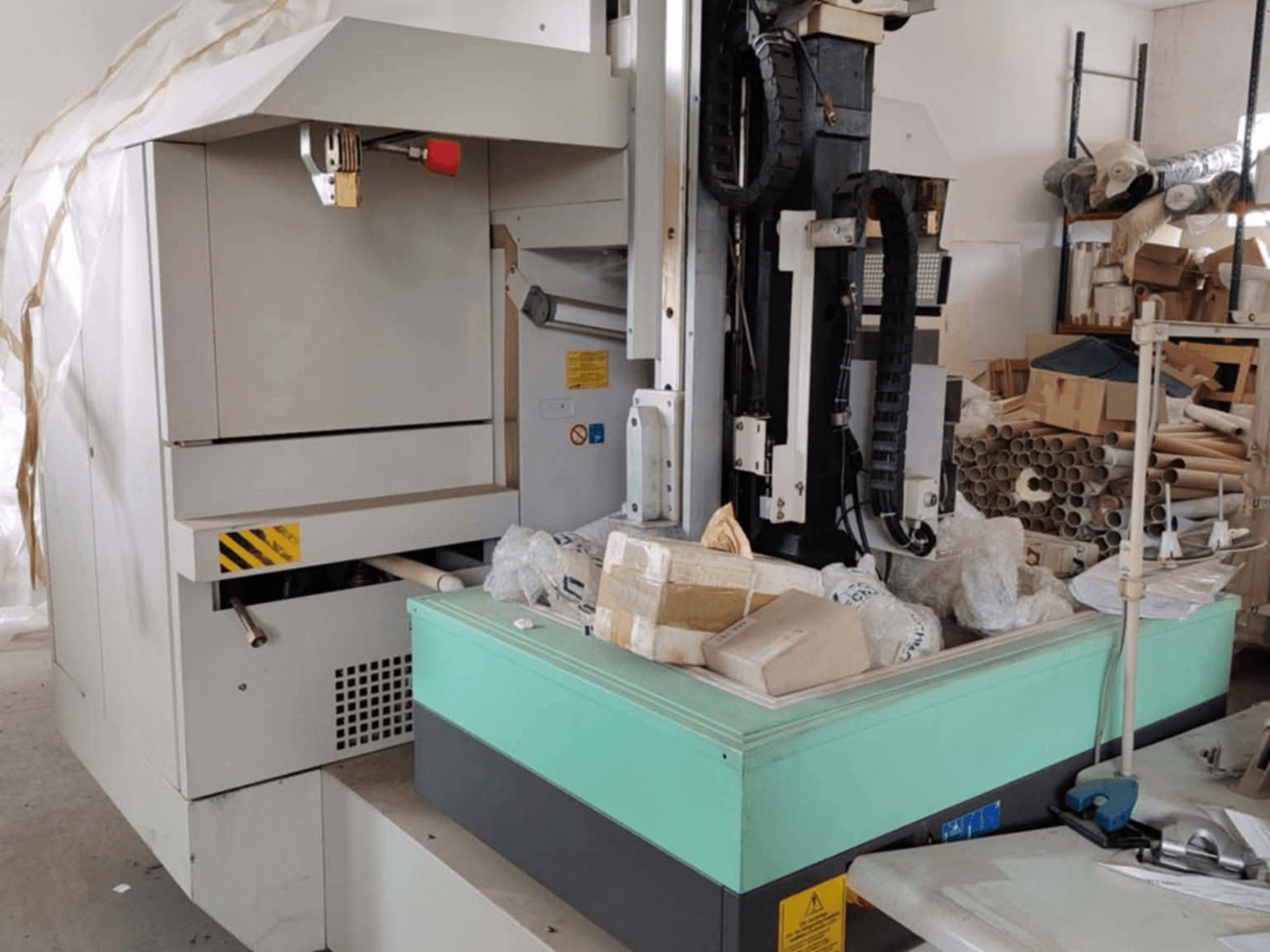 AGIE AGIETRON INTEGRAL 2 zinkvonkmachine, vooraanzicht, met bedieningspaneel, werktafel en omringende rommel.