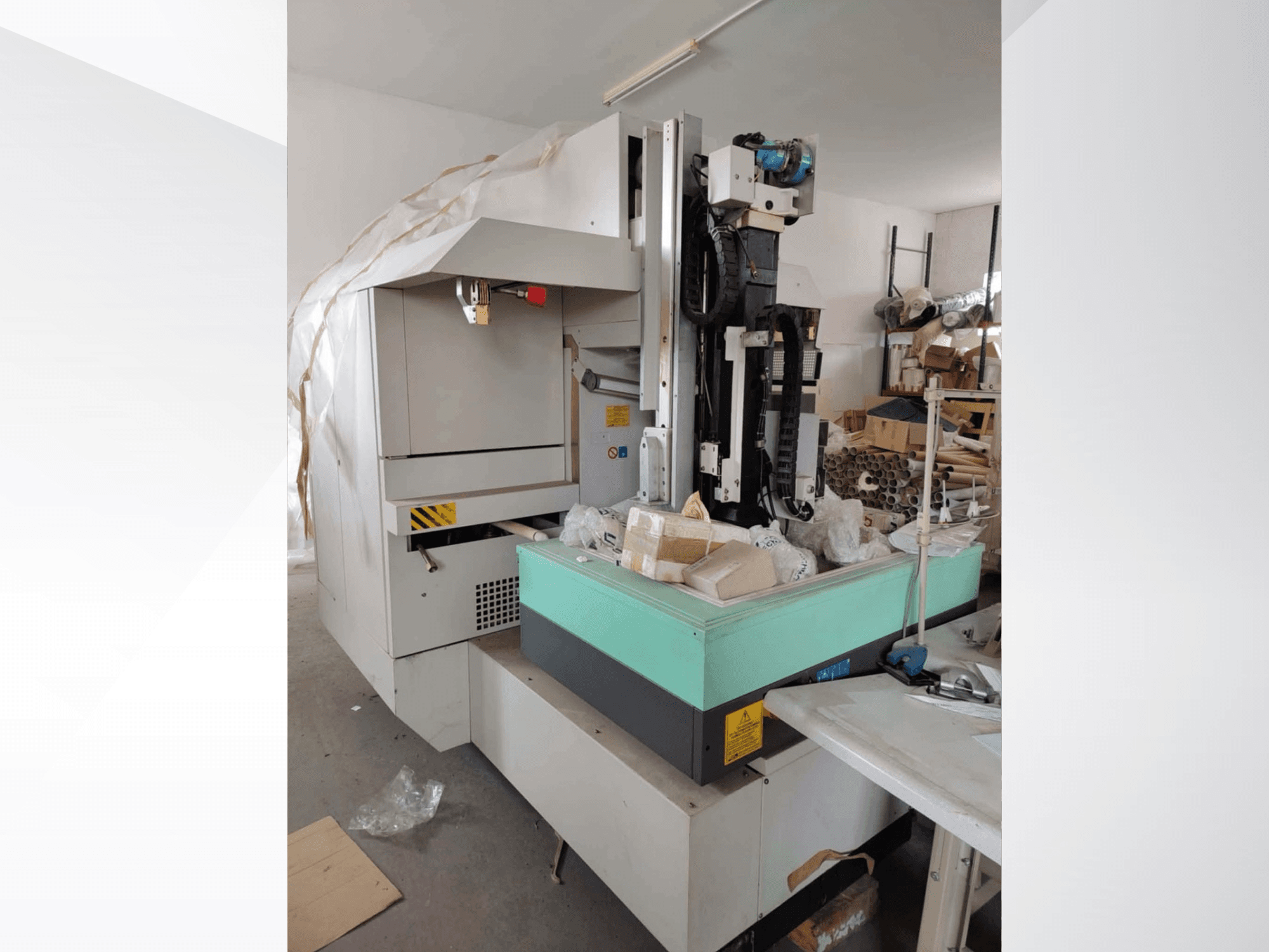 AGIE AGIETRON INTEGRAL 2 zinkvonkmachine in zijaanzicht, met groene werktafel en diverse gereedschappen.