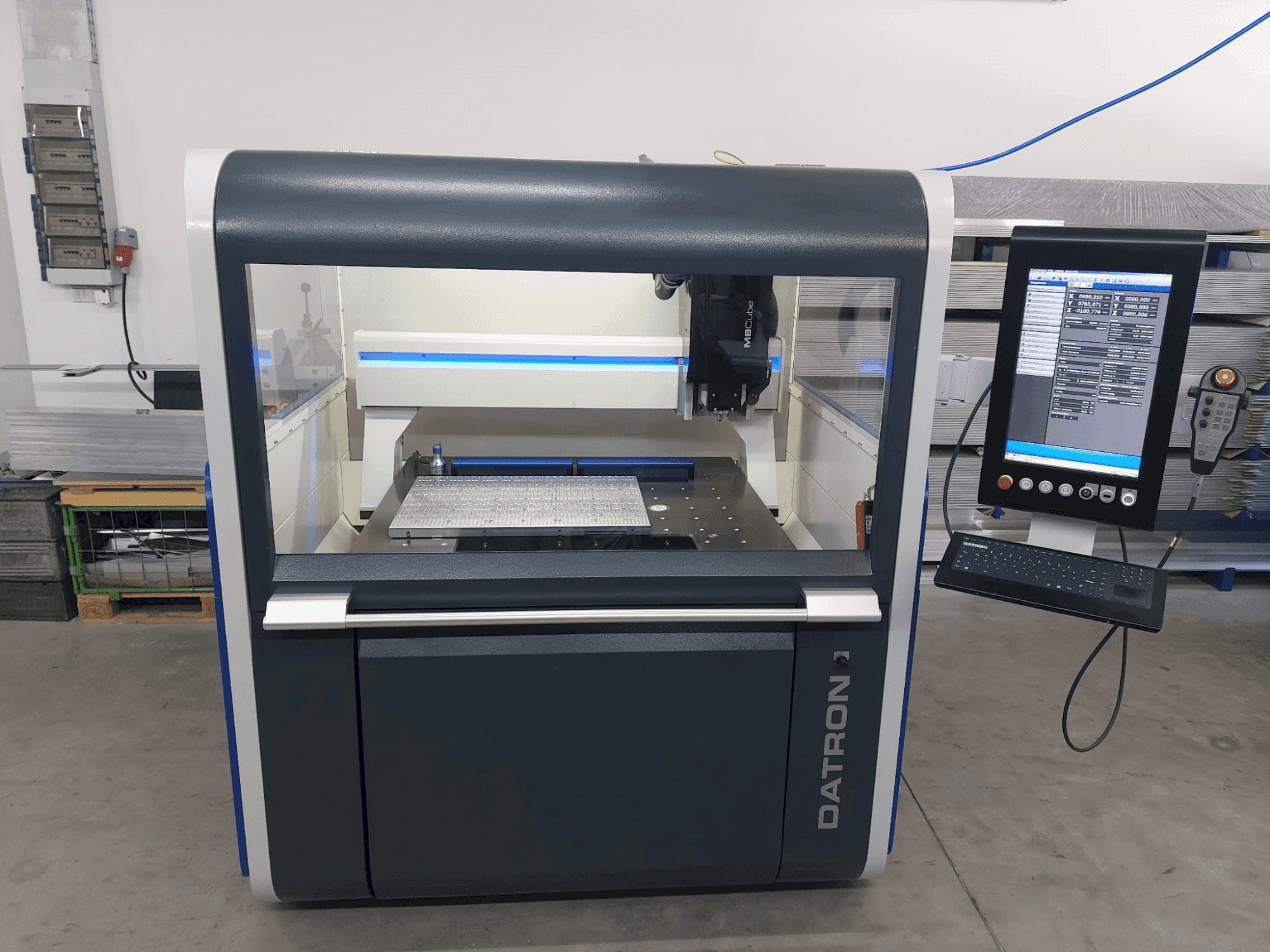 Vooraanzicht van Datron M8 Cube machine