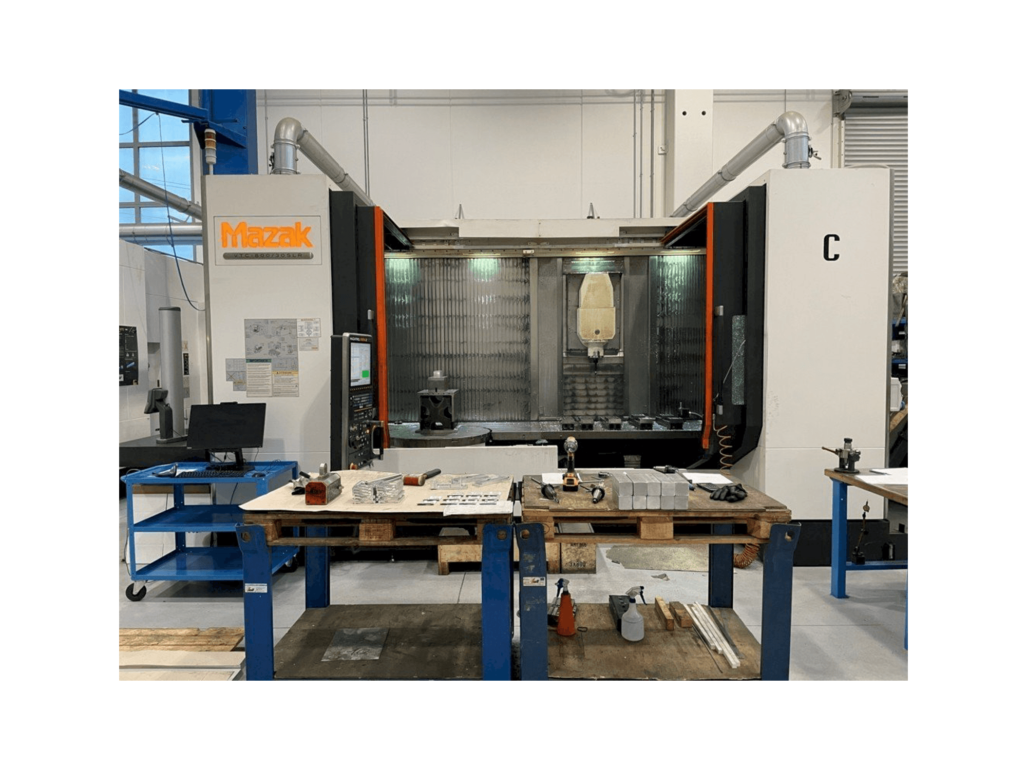 Vooraanzicht van Mazak VTC 800/30 SLR machine