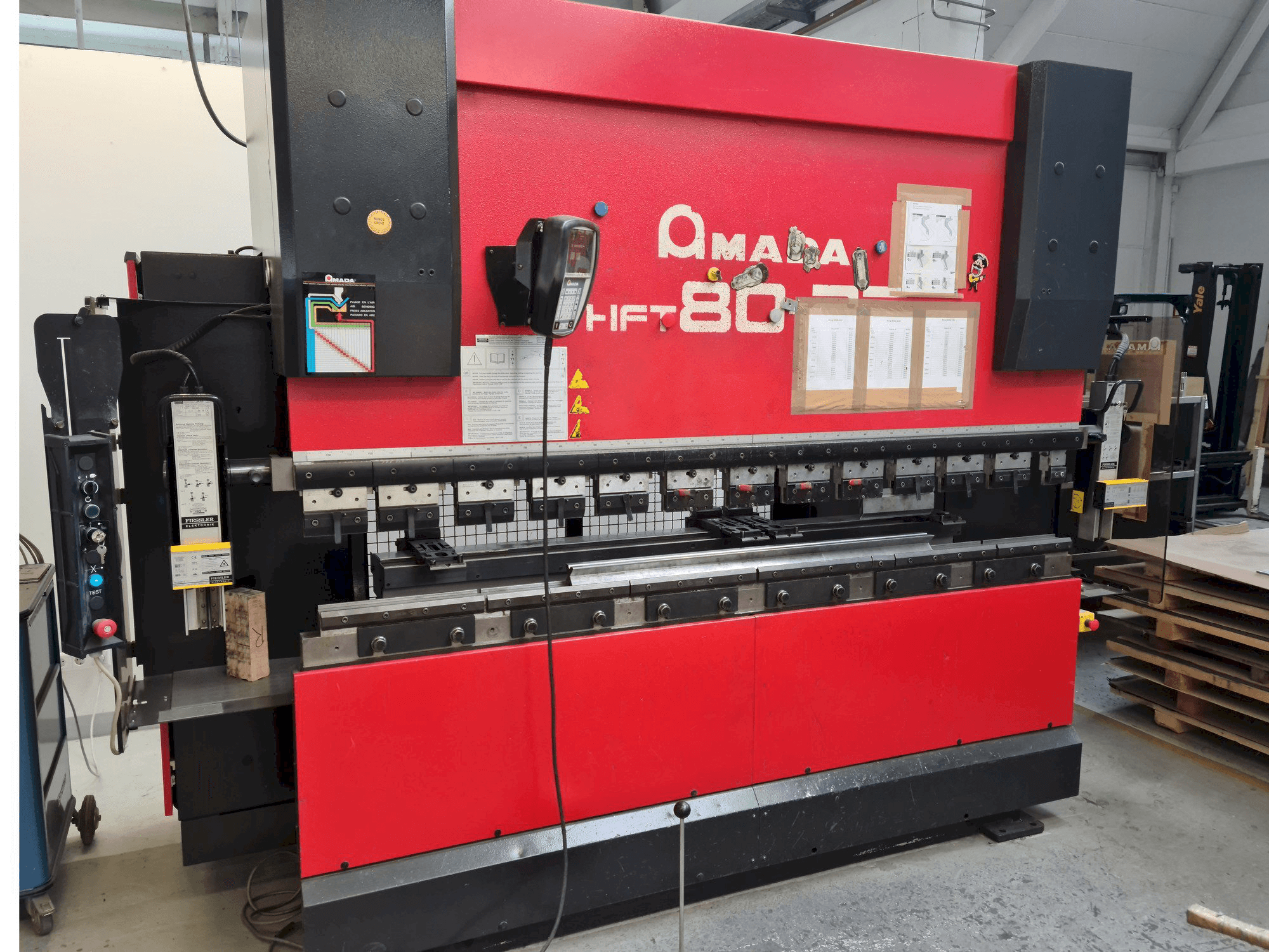 Vooraanzicht van AMADA HFT 80-25 machine