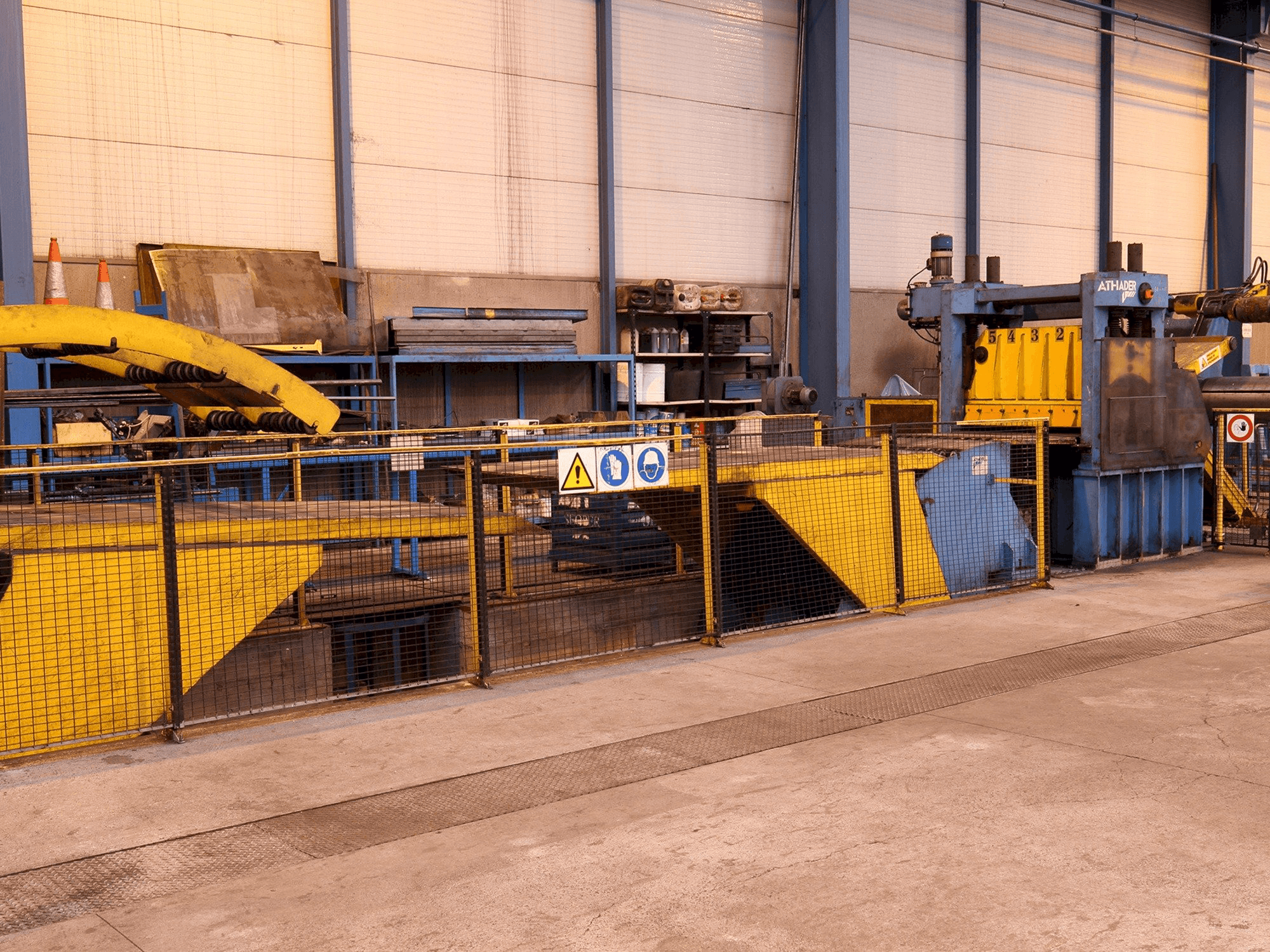 Vooraanzicht van ATHADER J21 machine