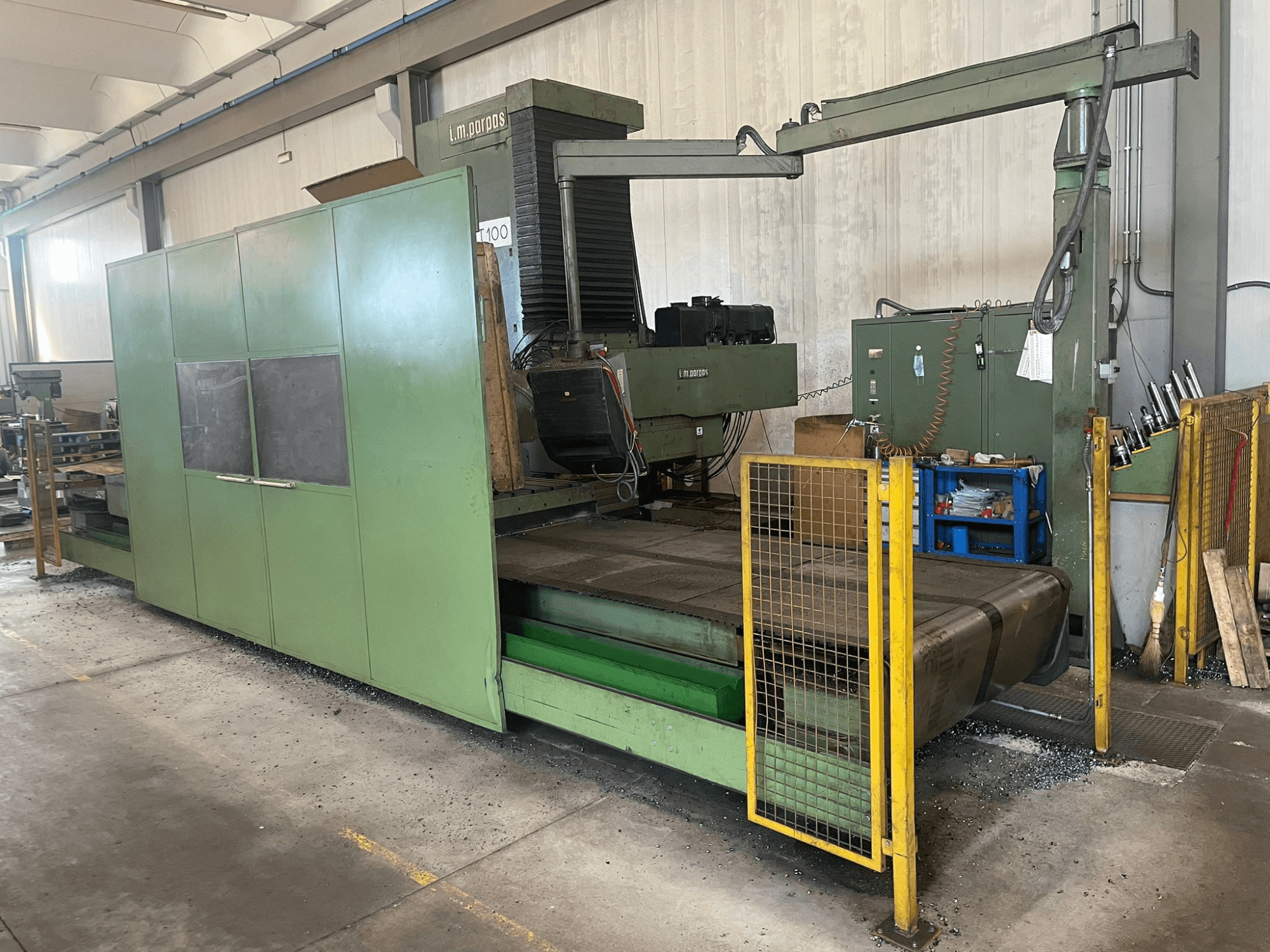 Grote groene industriële freesmachine met veiligheidshekken, vooraanzicht, met modellabel "l.m. parpas" en zichtbare bedieningselementen.