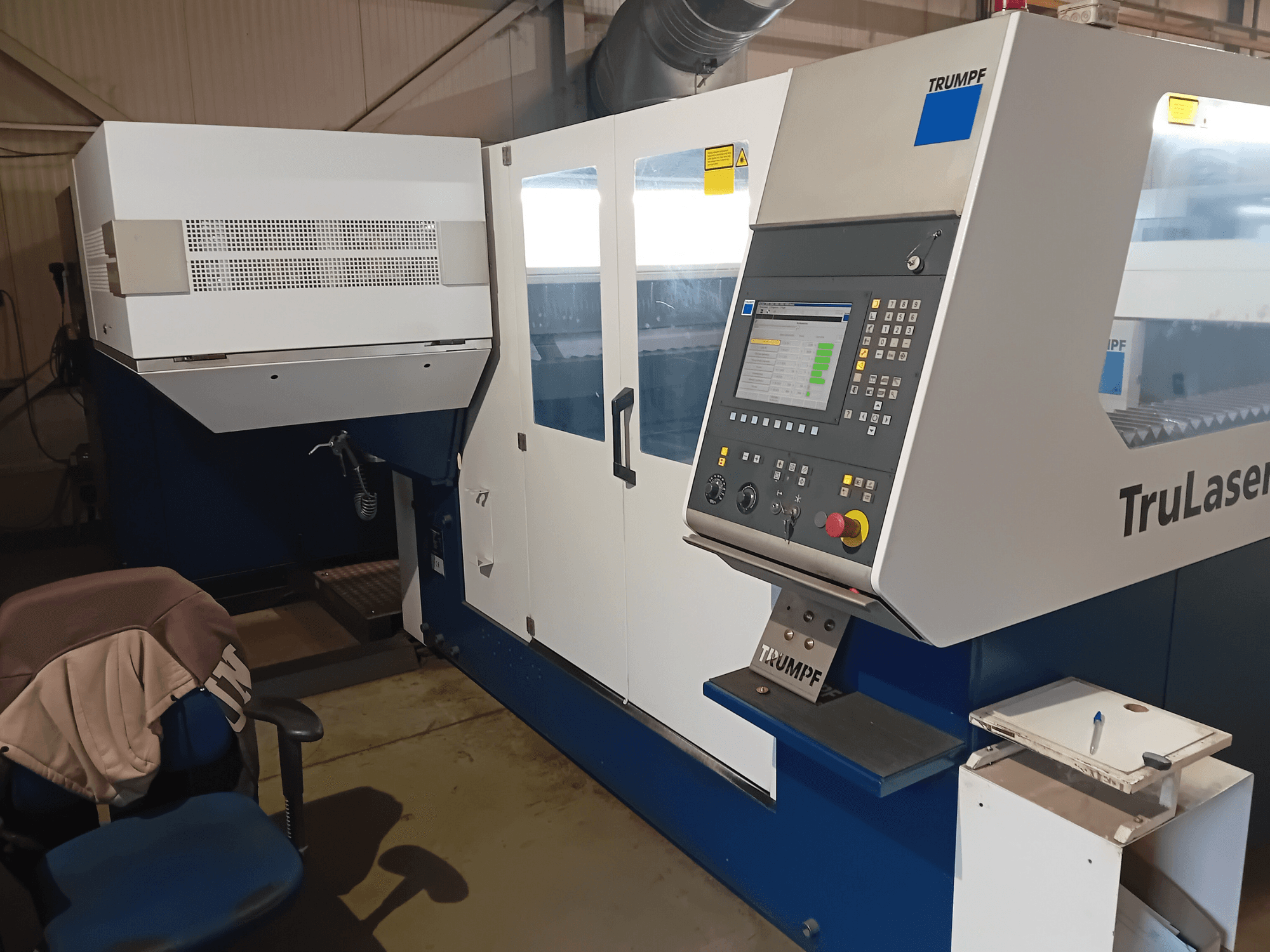 TRUMPF TruLaser 3030 CO2 lasersnijmachine, vooraanzicht met bedieningspaneel en bedieningsstation.