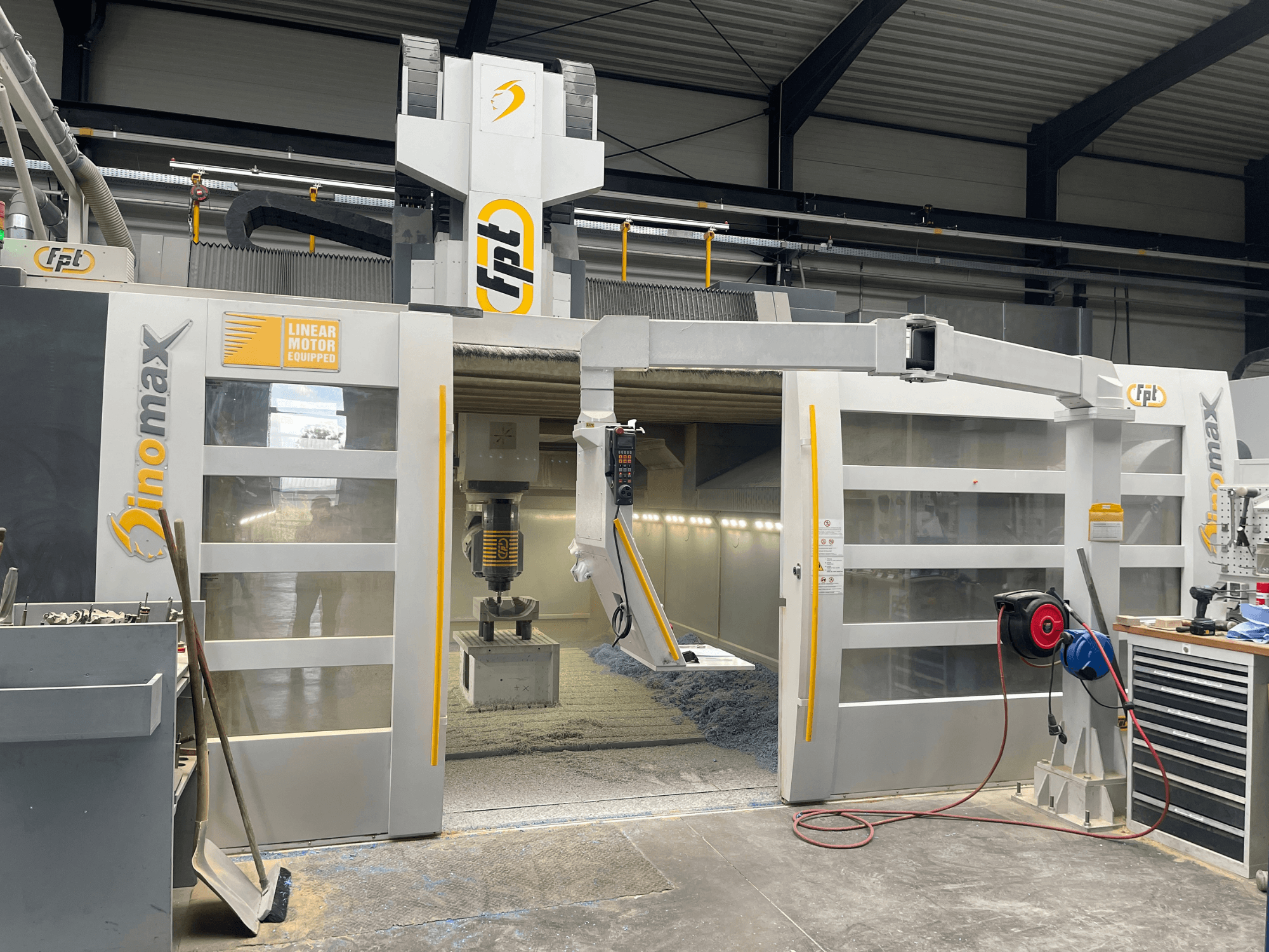 FPT DINOMAX-portaalfreesmachine, gezien vanaf de voorkant, met details van de lineaire motor, het werkgebied en het bedieningspaneel.