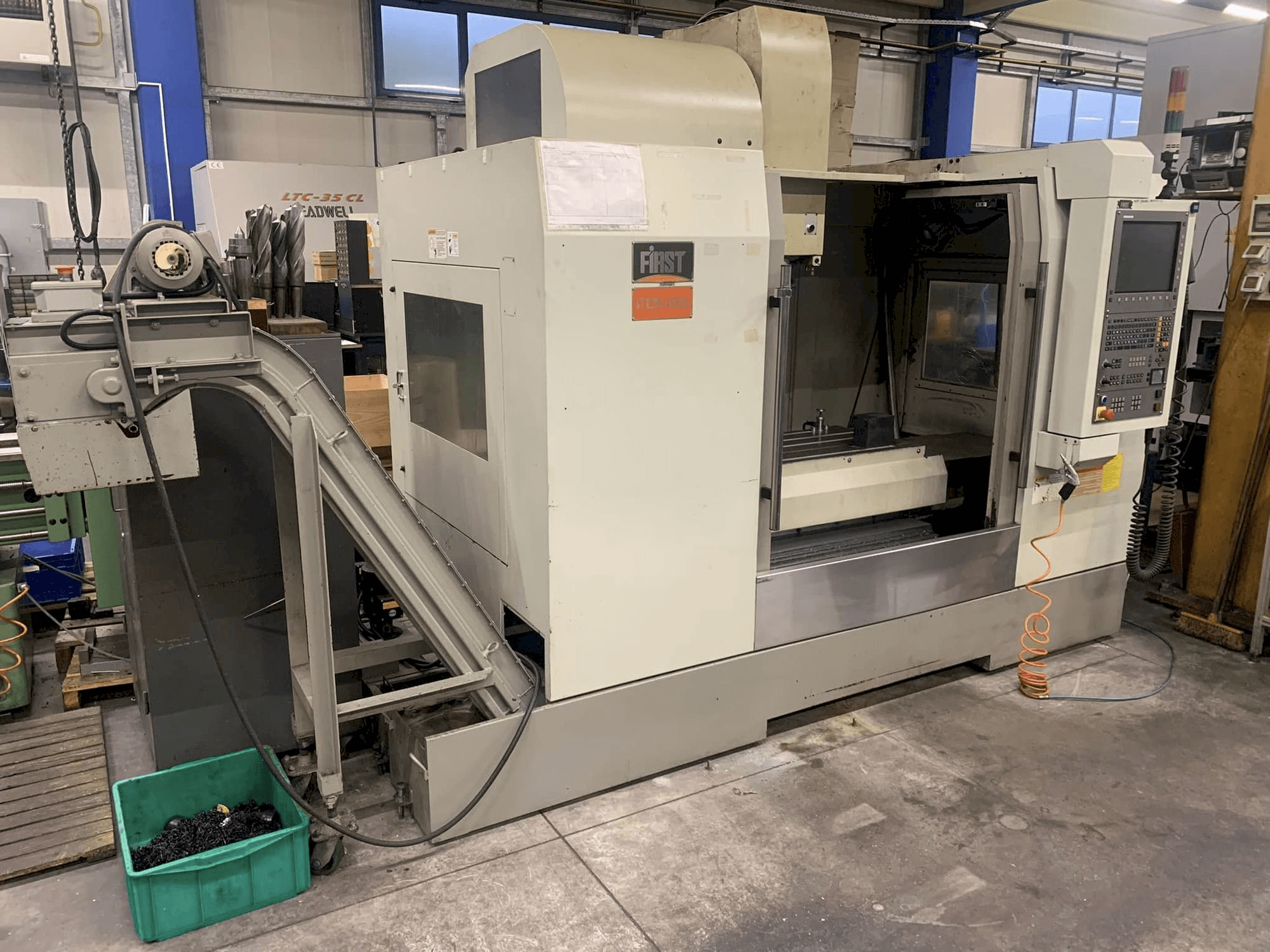 Vooraanzicht van FIRST MCV 1000 machine