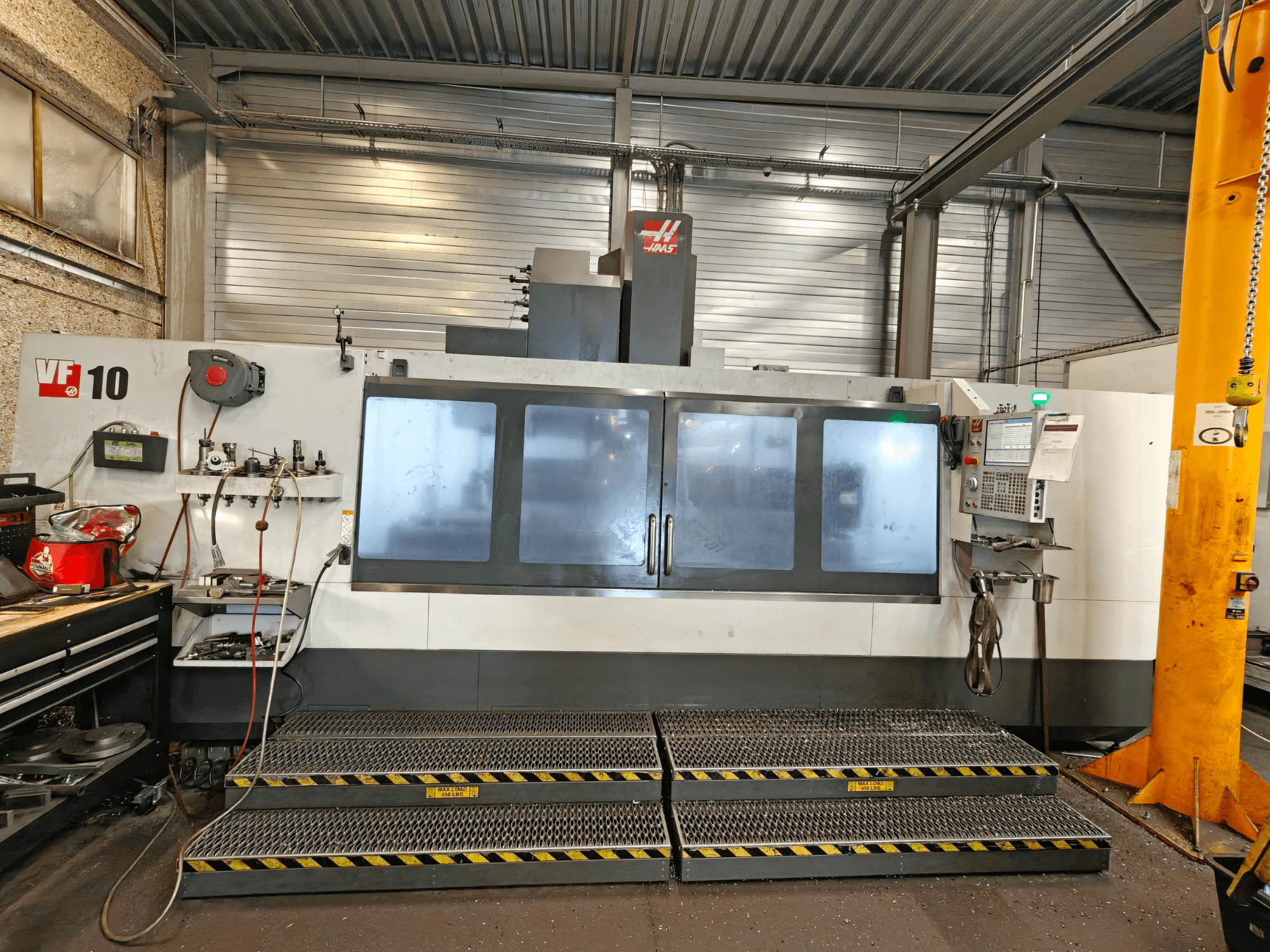 HAAS VF-10/50 verticaal bewerkingscentrum, vooraanzicht, met bedieningselementen en grote kijkvensters.