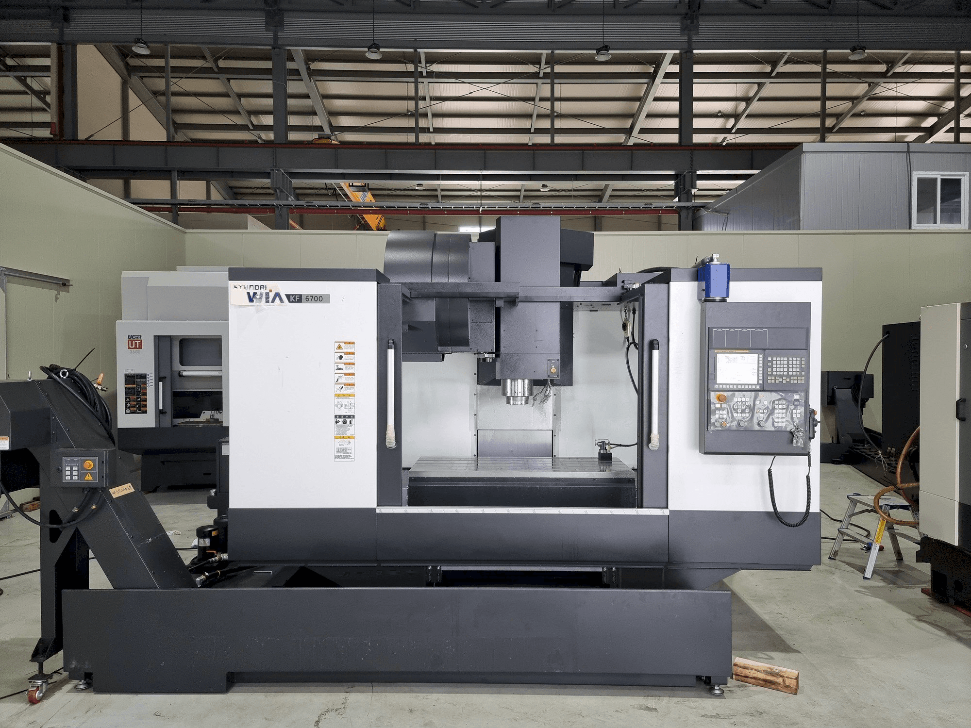 Vooraanzicht van Hyundai Wia KF 6700 machine