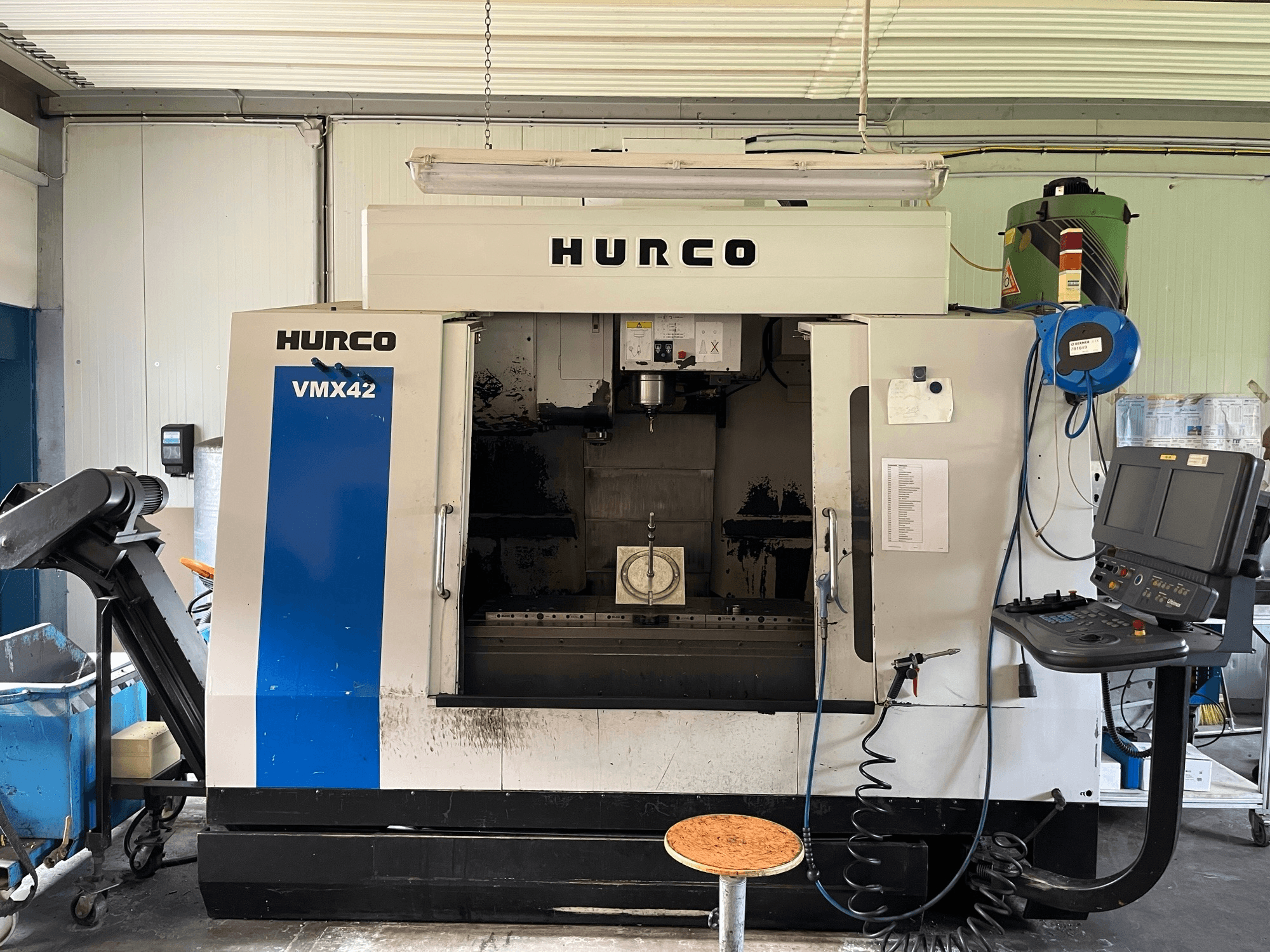 Hurco VMX 42 verticaal bewerkingscentrum in zijaanzicht, met bedieningspaneel, spindel en werkstukopstelling.