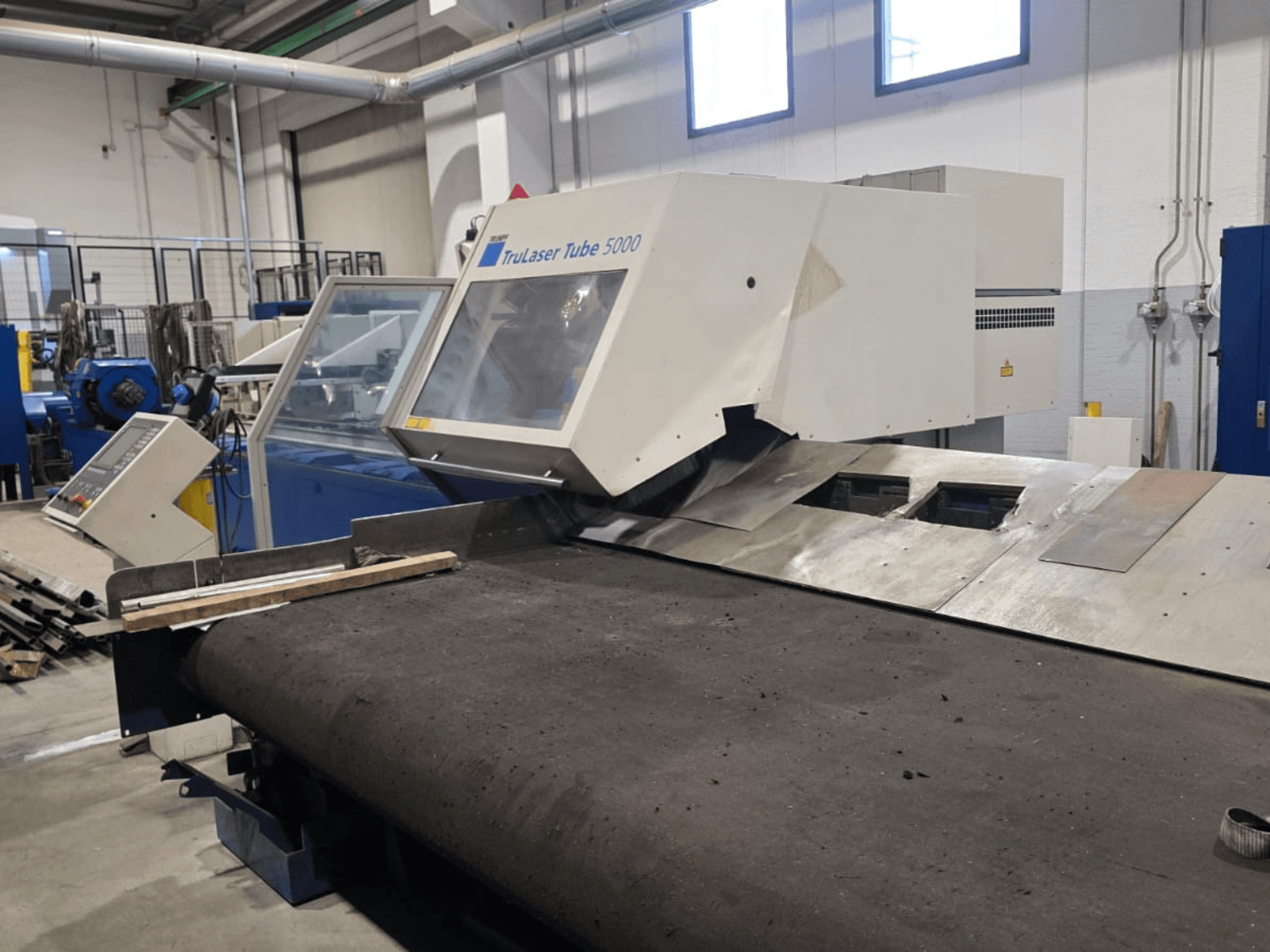 TRUMPF LASERTUBE 5000 buissnijmachine, gezien vanaf de voorkant, met het snijgebied en het bedieningspaneel in beeld.