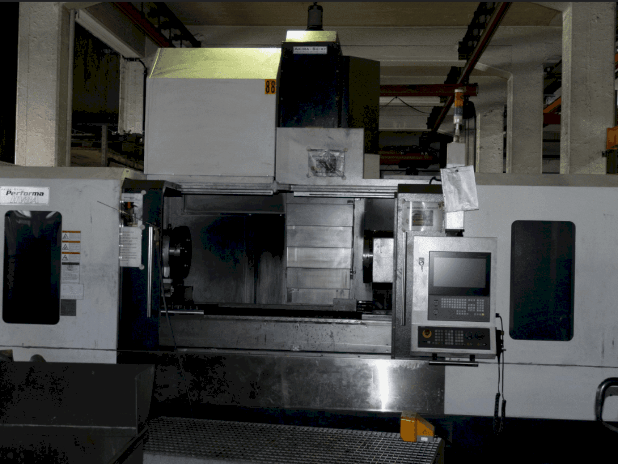 Vooraanzicht van Akira Seiki Performa HV 8A machine