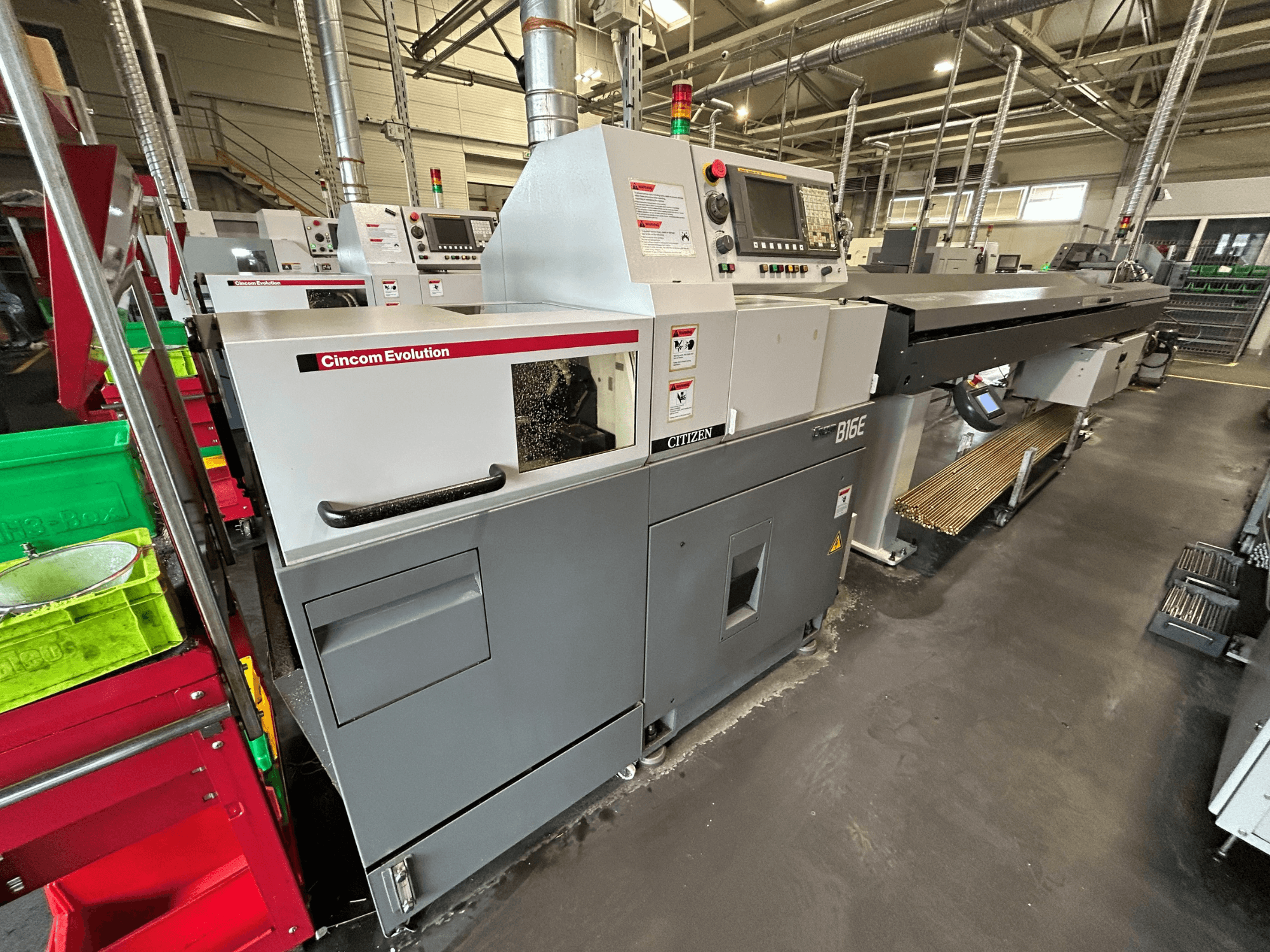 De Citizen B16 horizontale draaimachine in zijaanzicht, met bedieningspaneel, werkgebied en nabijgelegen materiaalbakken.
