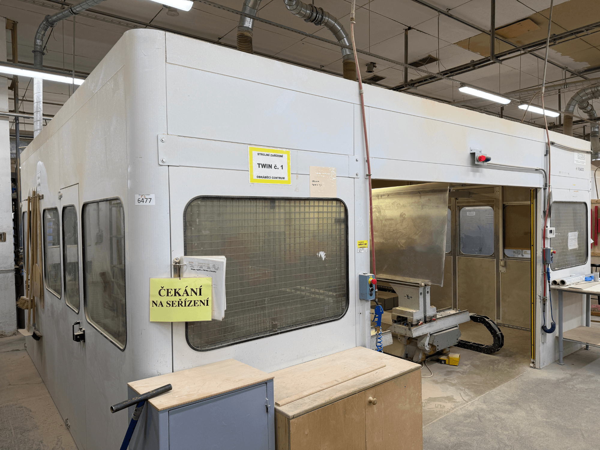 CNC houtbewerkingscentrum BACCI TWIN, vooraanzicht, met een groot werkstation en bedieningspanelen.
