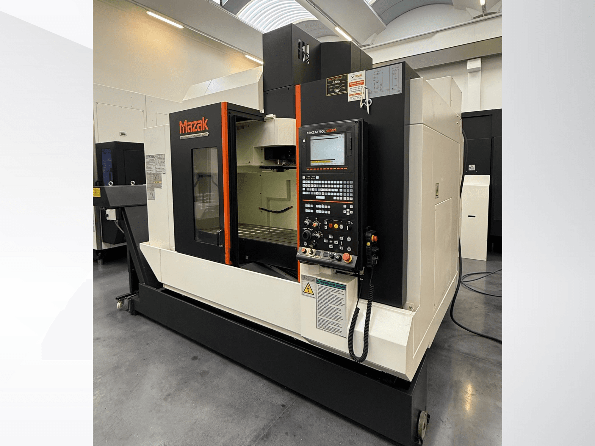 Mazak CNC machine, vooraanzicht, met een bedieningspaneel en een ruim werkgebied met precisie snijgereedschappen.