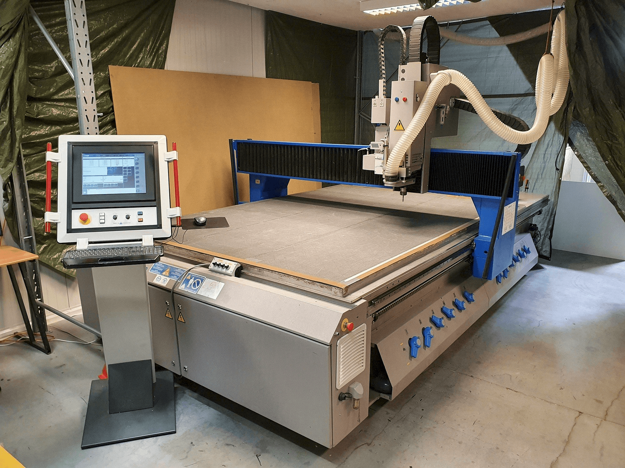 Vooraanzicht van MECANUMERIC Mecapro PRO 3020 machine