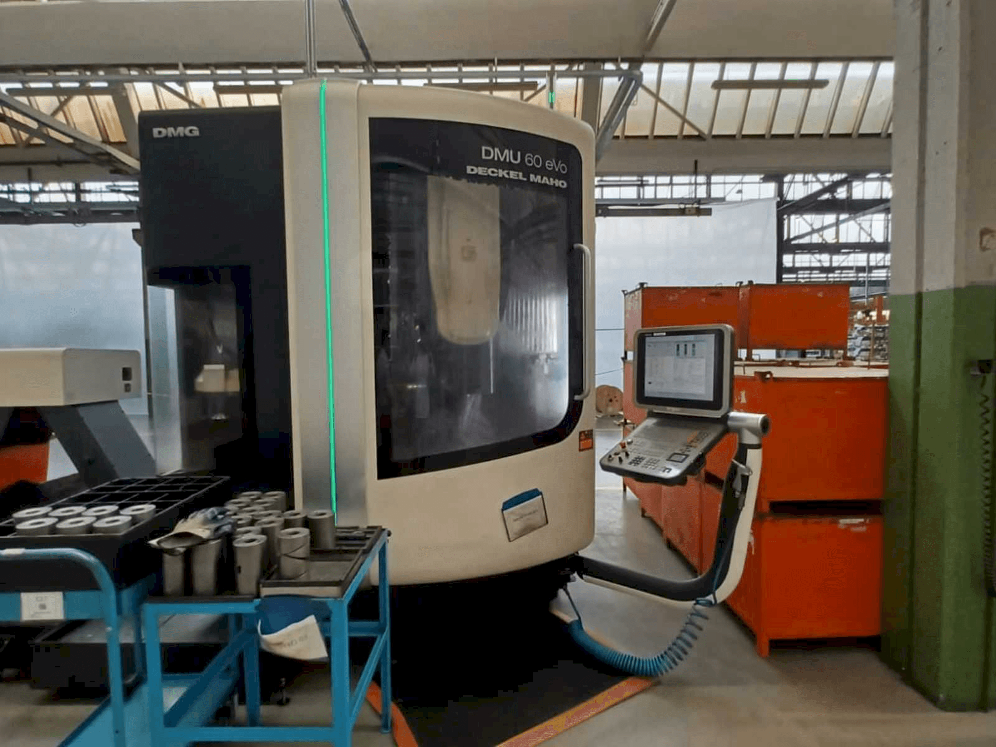 Vooraanzicht van DMG MORI DMU 60 evo machine