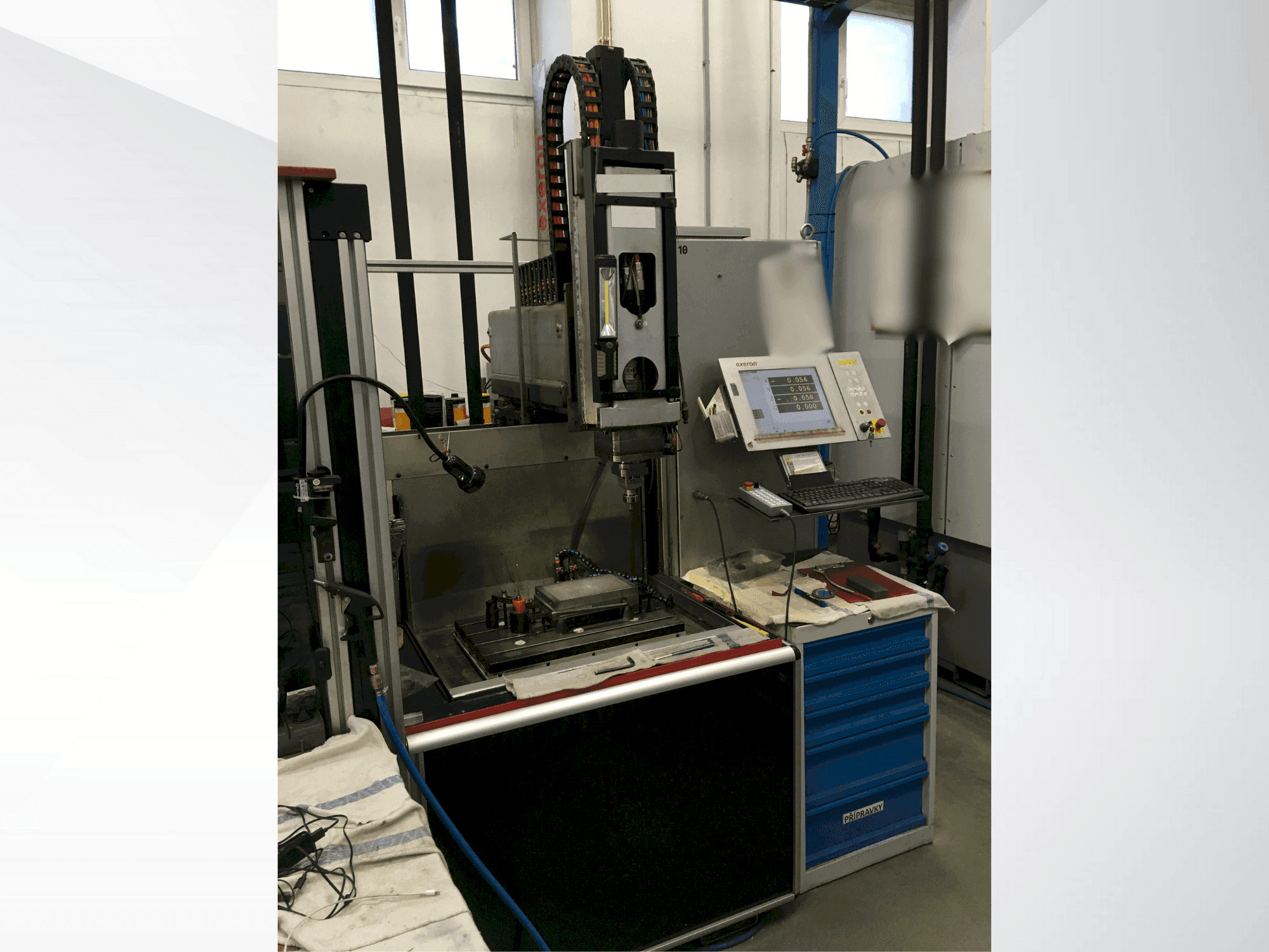Vooraanzicht van Exeron EDM 310 MF20 machine