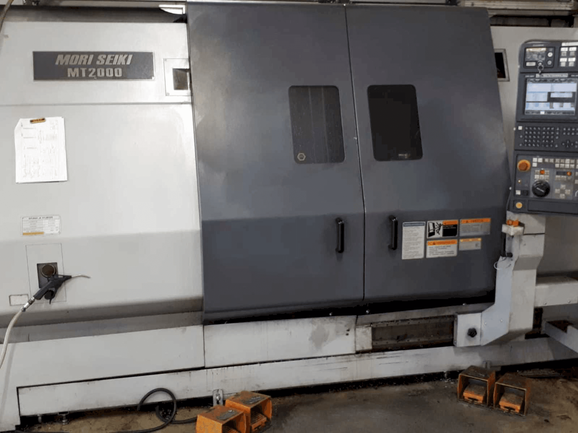 Vooraanzicht van MORI SEIKI MT 2000 SZ machine