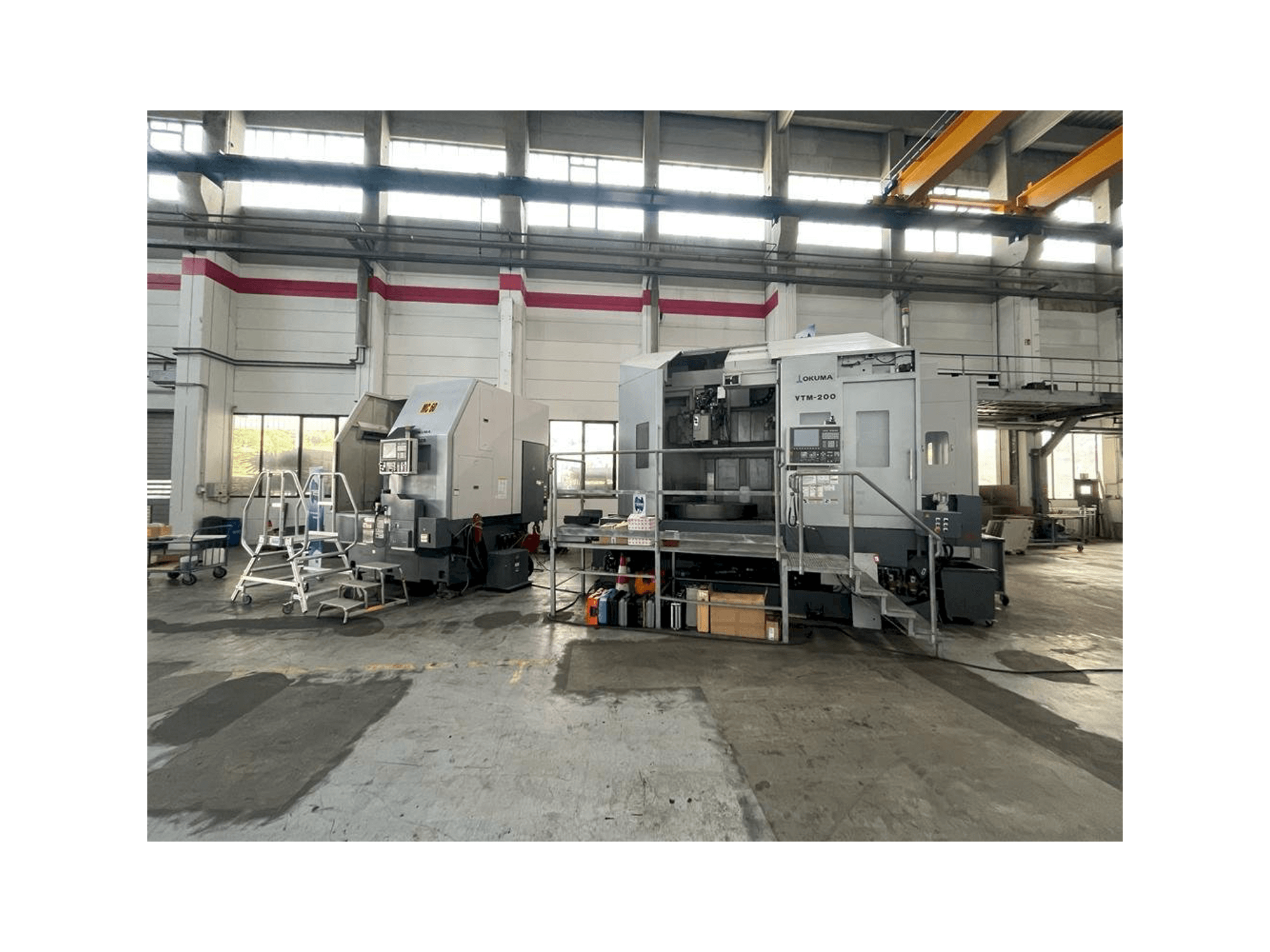 Vooraanzicht van Okuma VTM-200 1ST machine