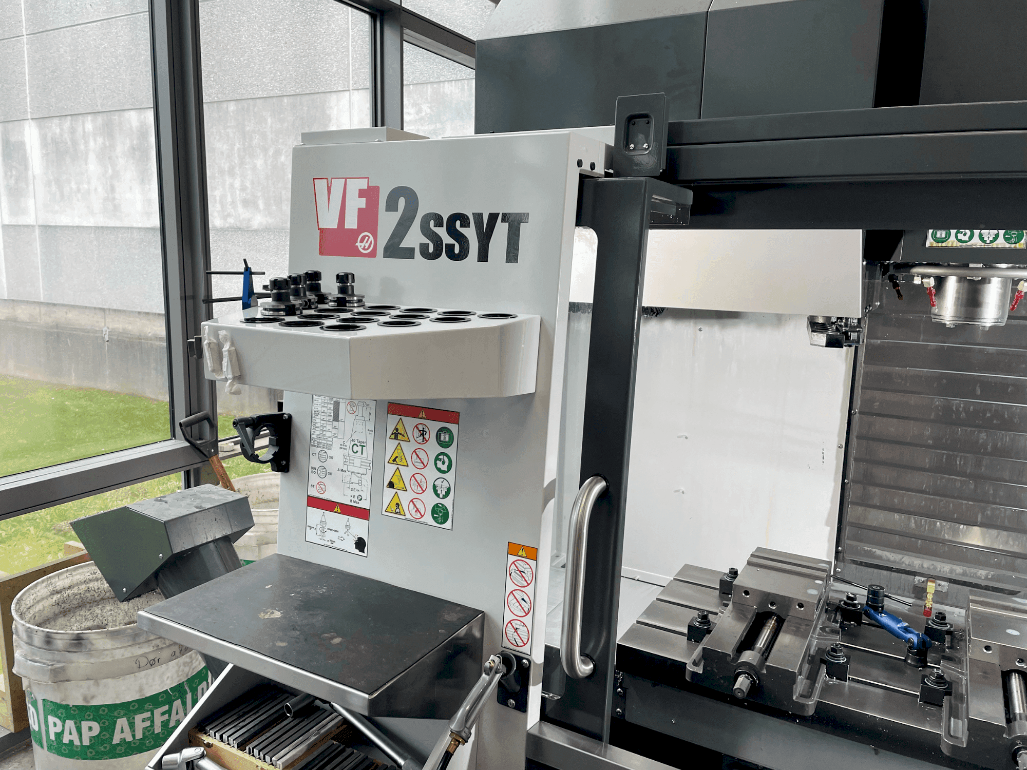 Vooraanzicht van HAAS VF-2SSYT machine