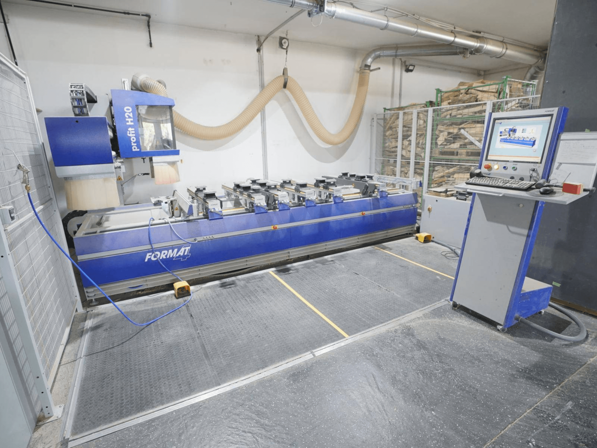 CNC-houtbewerkingscentrum FORMAT4 PROFIT H20, vooraanzicht met bedieningspaneel en zichtbare snijgereedschappen in een industriële omgeving.