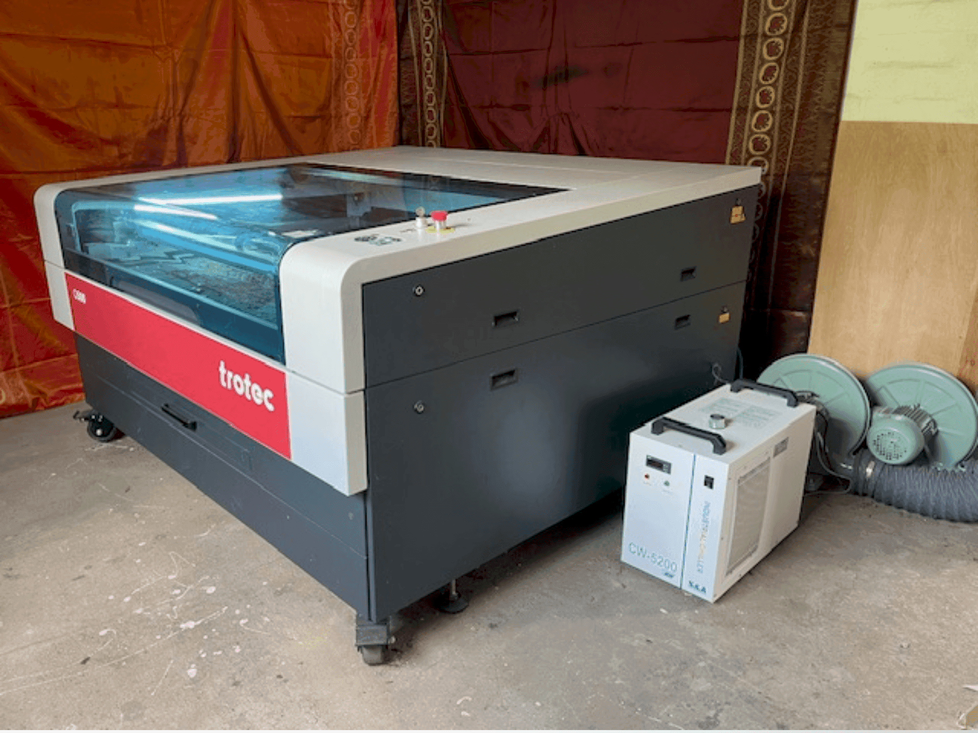 Vooraanzicht van Trotec Q500 machine