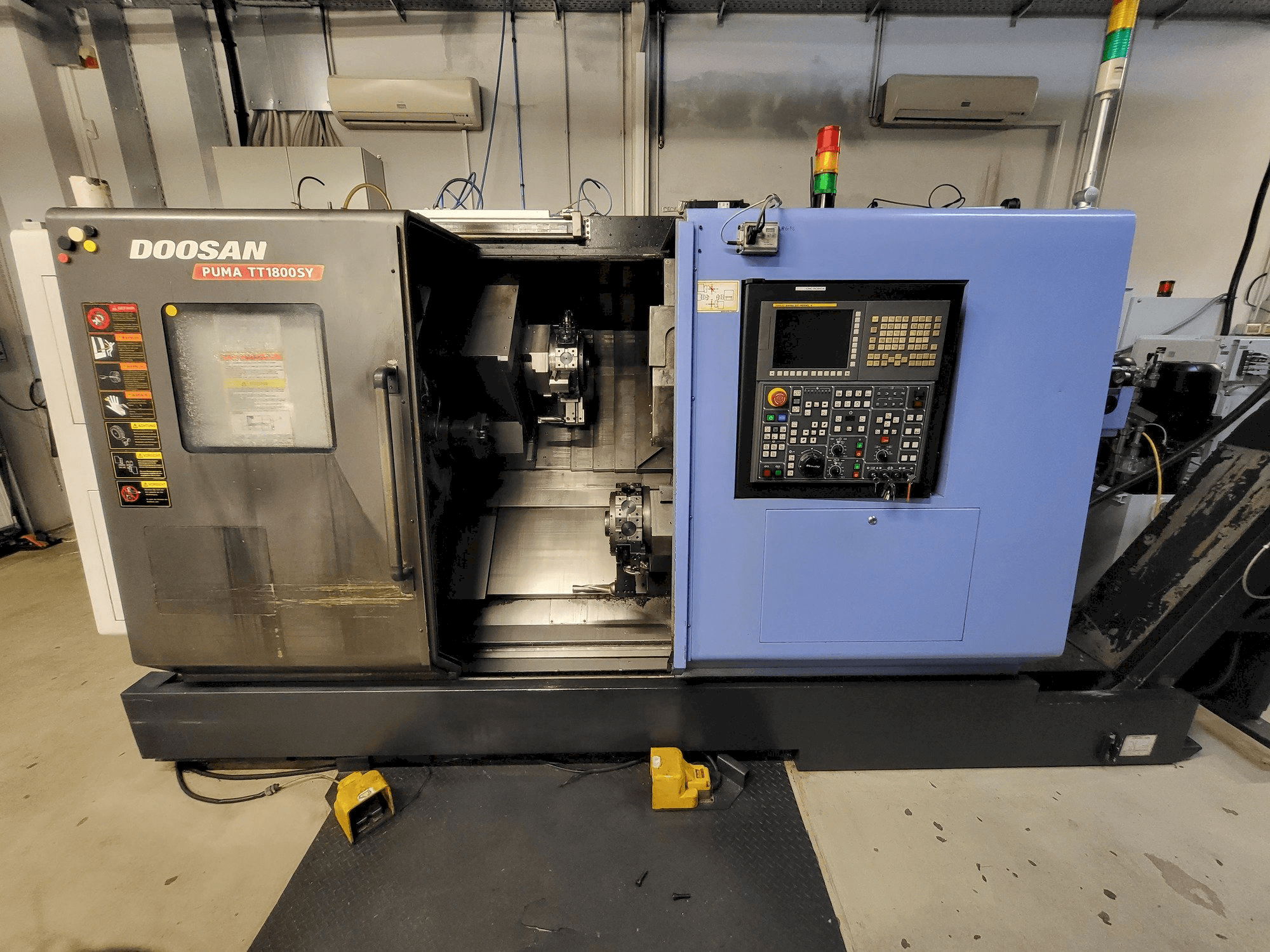 Vooraanzicht van DOOSAN PUMA TT1800SY machine