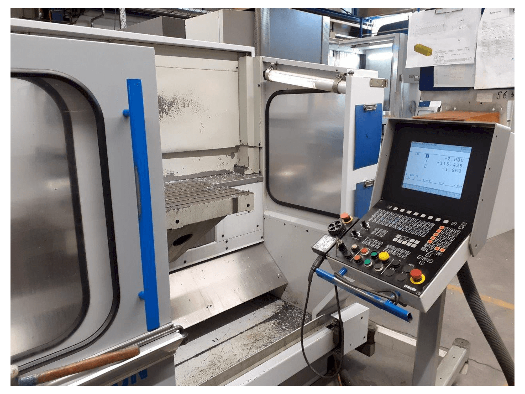 Vooraanzicht van MIKRON UME 600 machine