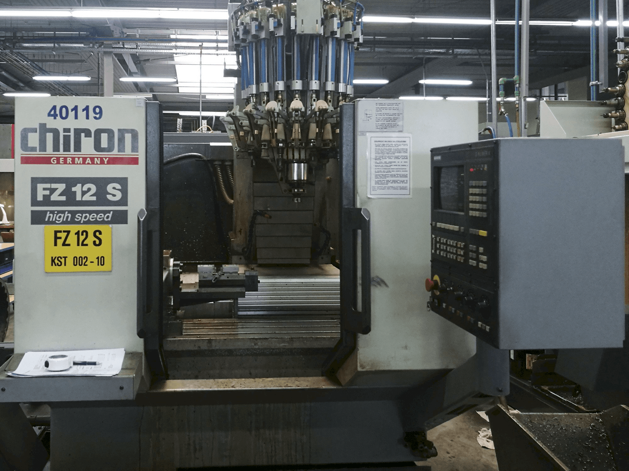 Vooraanzicht van CHIRON FZ 12 S machine