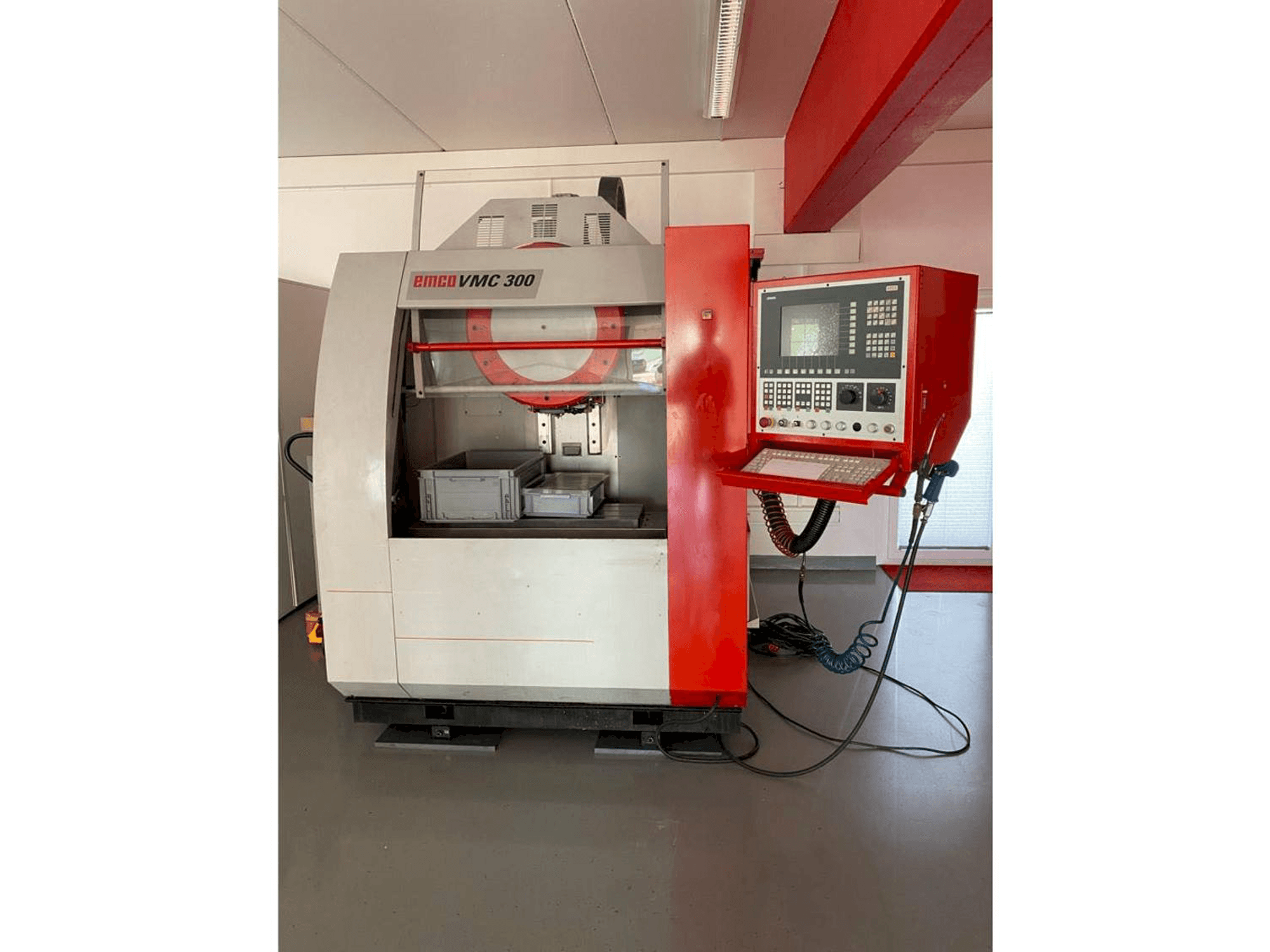 Vooraanzicht van EMCO VMC 300 machine