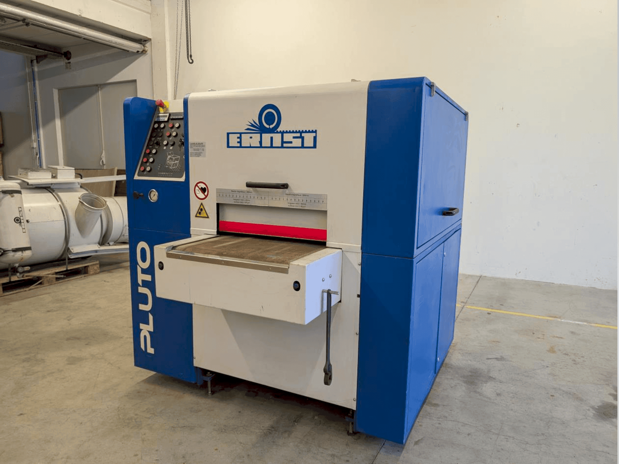 Vooraanzicht van ERNST PLUTO EDD machine