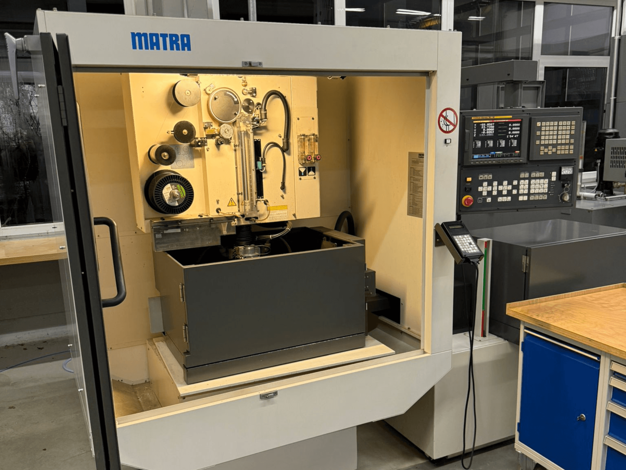 MATRA machine gezien vanaf de voorkant, met bedieningspaneel, draaiende onderdelen en een groot opbergvak.