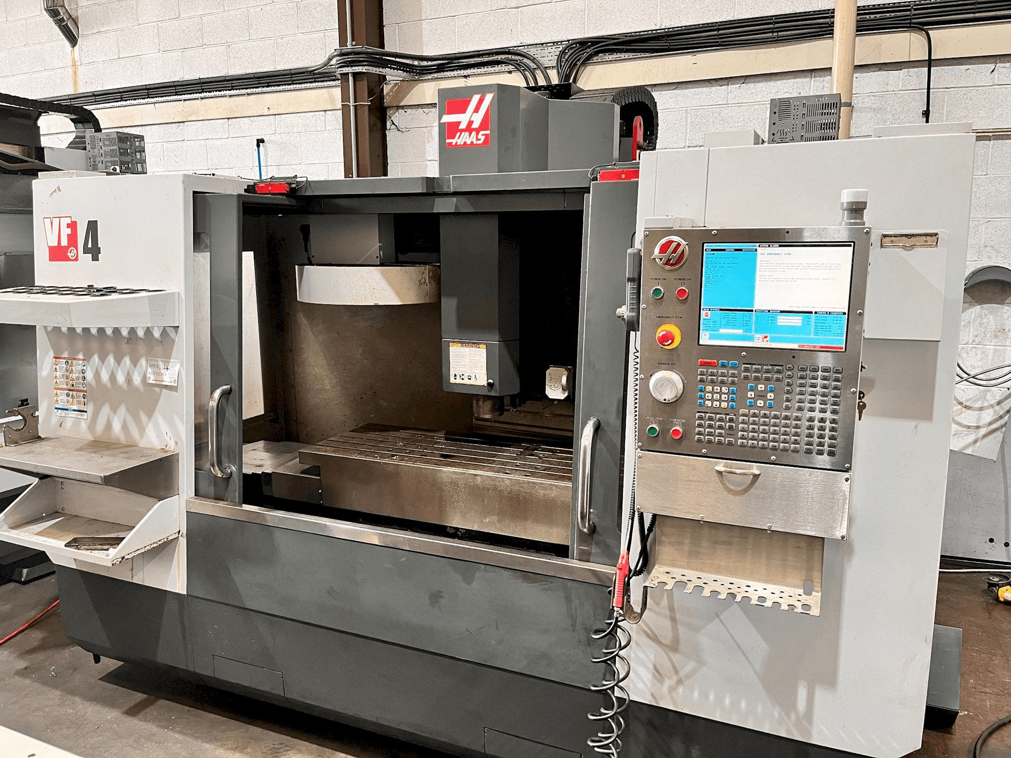 Vooraanzicht van HAAS VF-4 machine