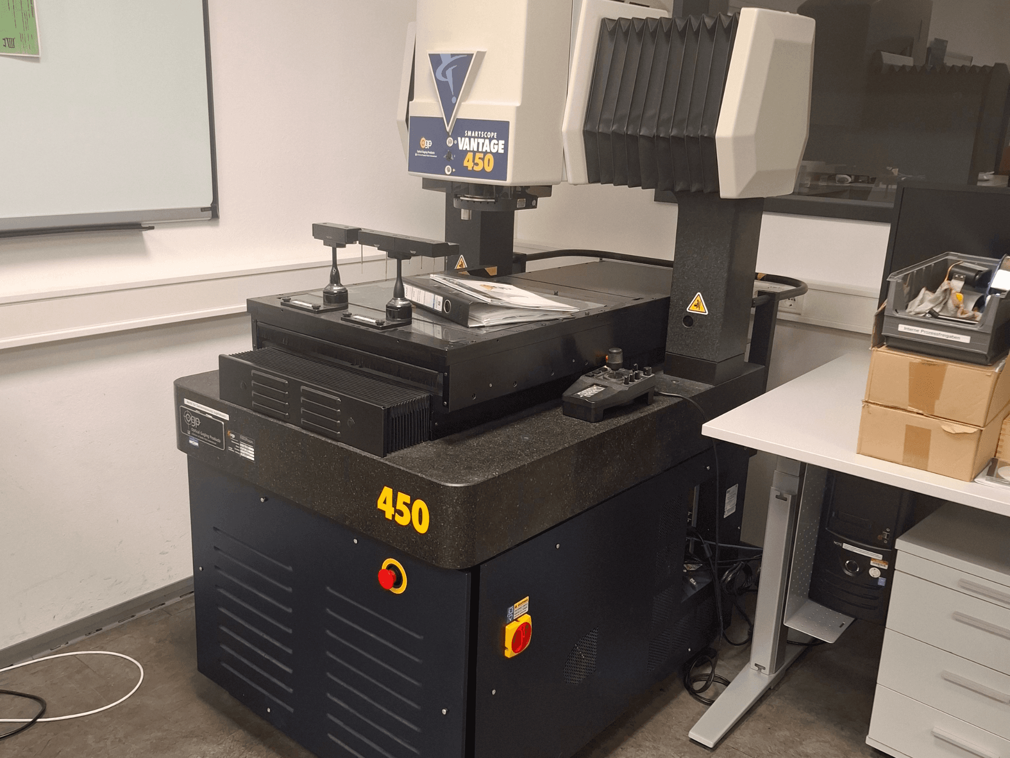 OGP SmartScope Vantage 450 optische meetmachine in een laboratoriumomgeving, vooraanzicht met een zwarte en grijze afwerking.