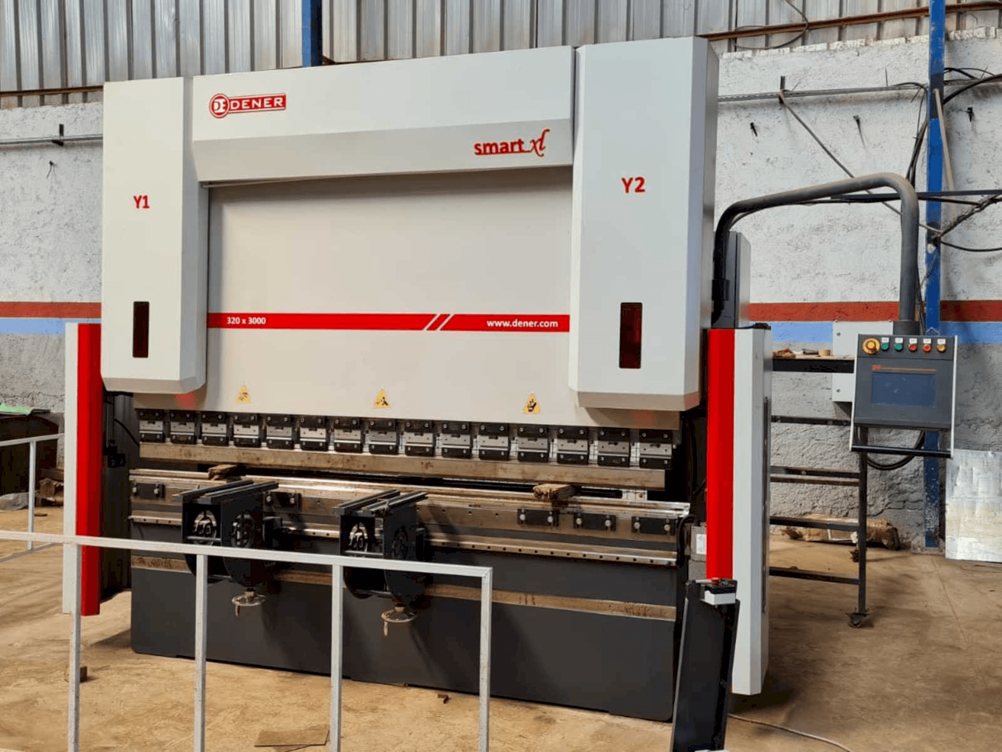 Vooraanzicht van DENER SX 30320 machine