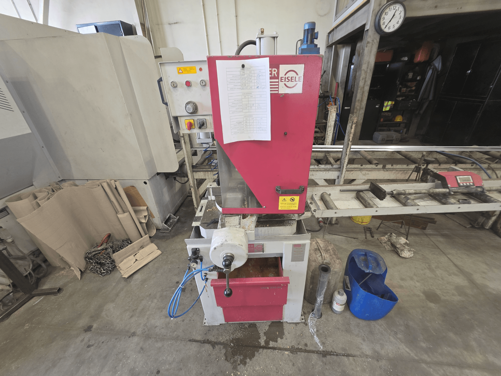 Behringer VMS 370 PV cirkelzaag, vooraanzicht, met weergave van het bedieningspaneel, het zaagmechanisme en de opstelling van de werkruimte.