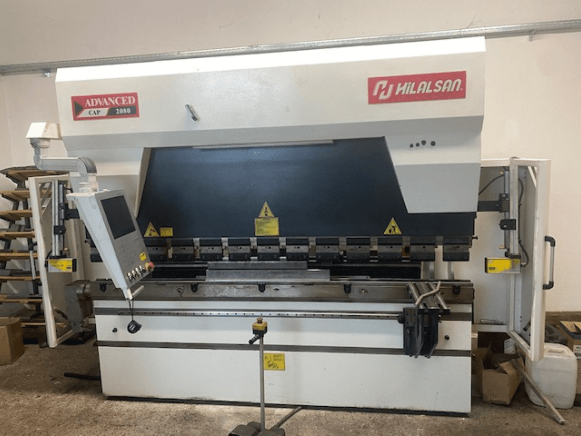 Geavanceerde Hilalsan CAP 2080 afkantpers, vooraanzicht met bedieningspaneel en veiligheidsfuncties, industrieel ontwerp voor het buigen van metaal.