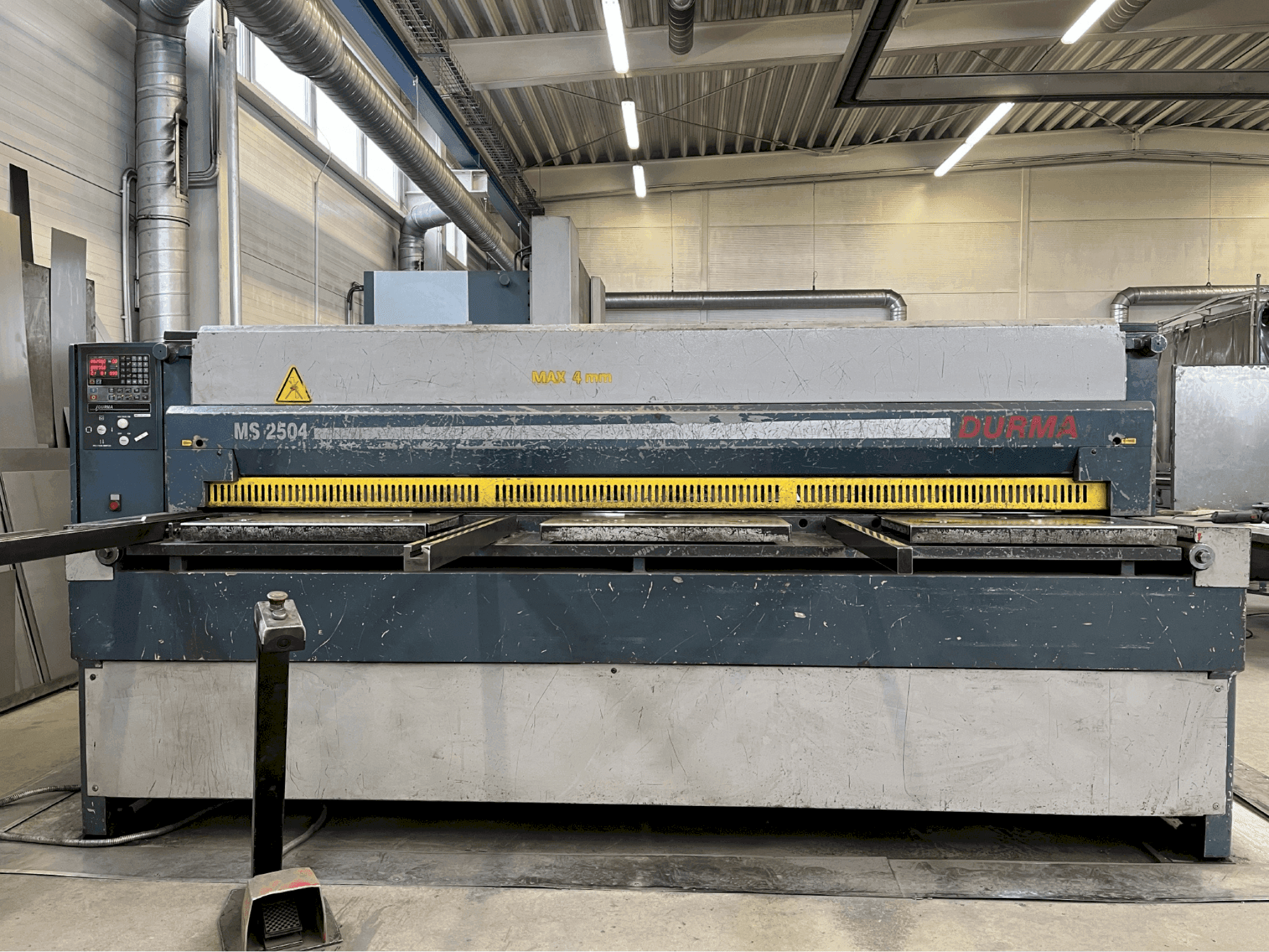 Vooraanzicht van Durma MS 2504 machine
