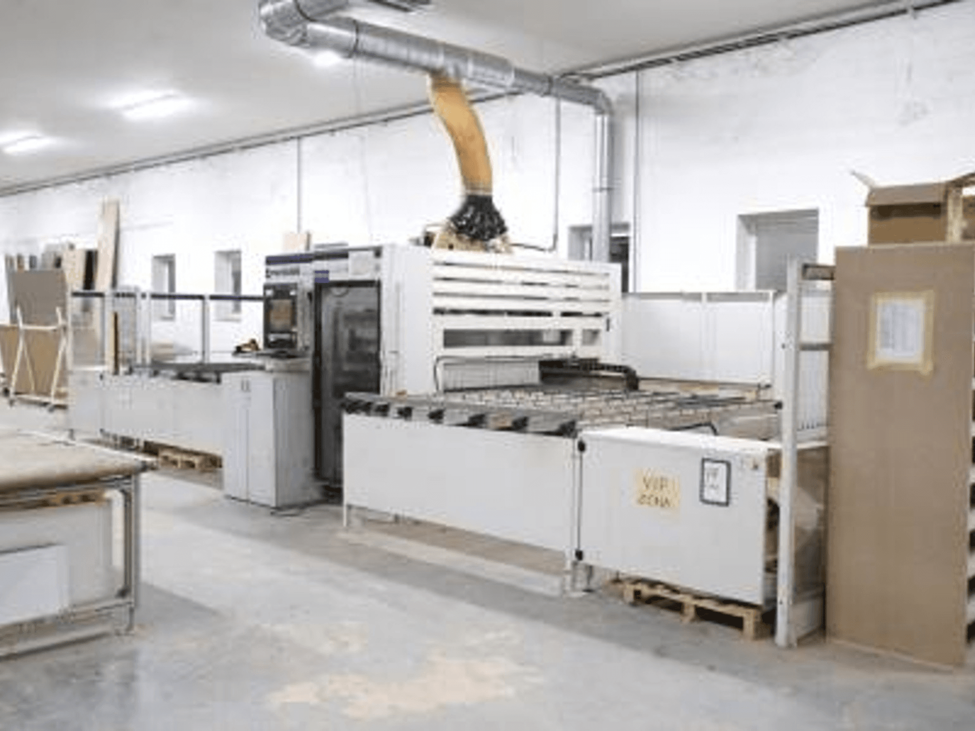 SCM Morbidelli UNIFLEX HP CNC houtbewerkingscentrum in een werkplaats, vooraanzicht, met het bedieningspaneel en het toevoersysteem.