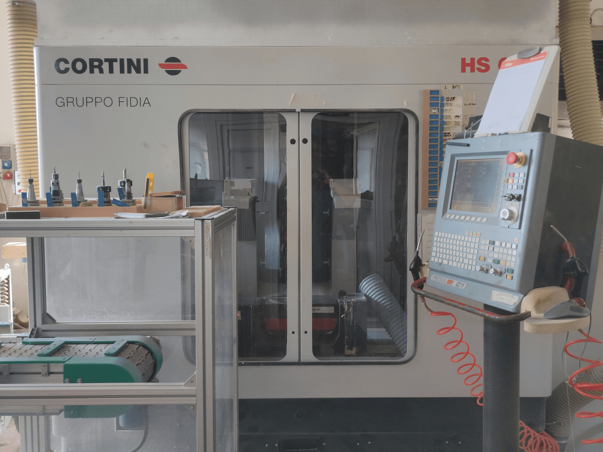 CORTINI HS 644 verticaal bewerkingscentrum vooraanzicht, met bedieningspaneel, weergegeven gereedschappen en zichtbare machineonderdelen.