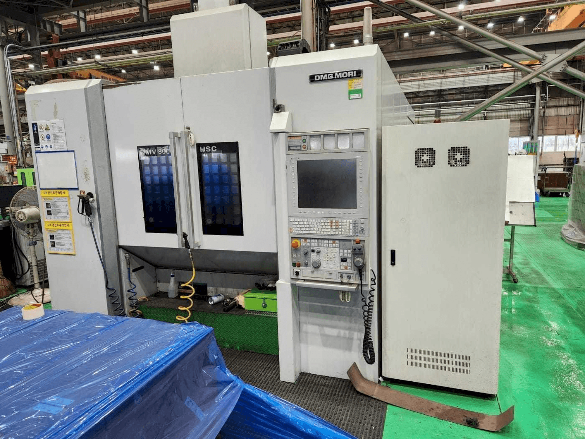 Vooraanzicht van DMG MORI NMV 8000 DCG / 40 machine